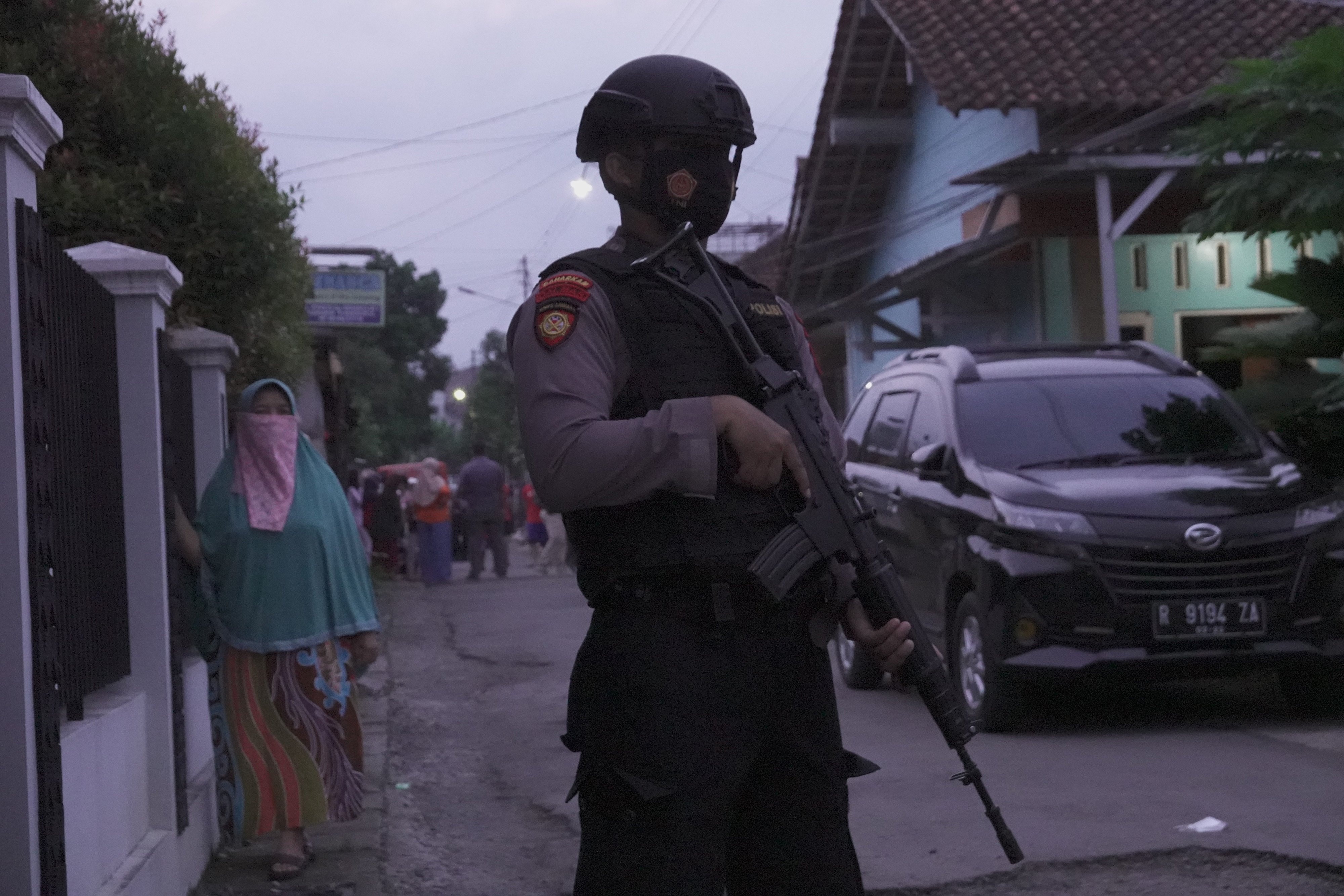 Penggeledahan rumah terduga teroris oleh Densus 88 Anti Teror di Kelurahan Sumampir, Purwokerto, Banyumas, Jateng.
