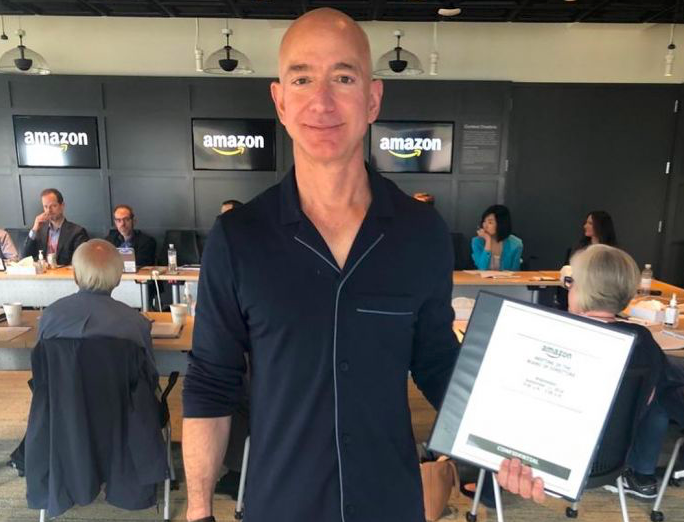 Pemilik Amazon, Jeff Bezos diperkirakan akan menjadi kuaditriluner pertama dunia pada 2026.