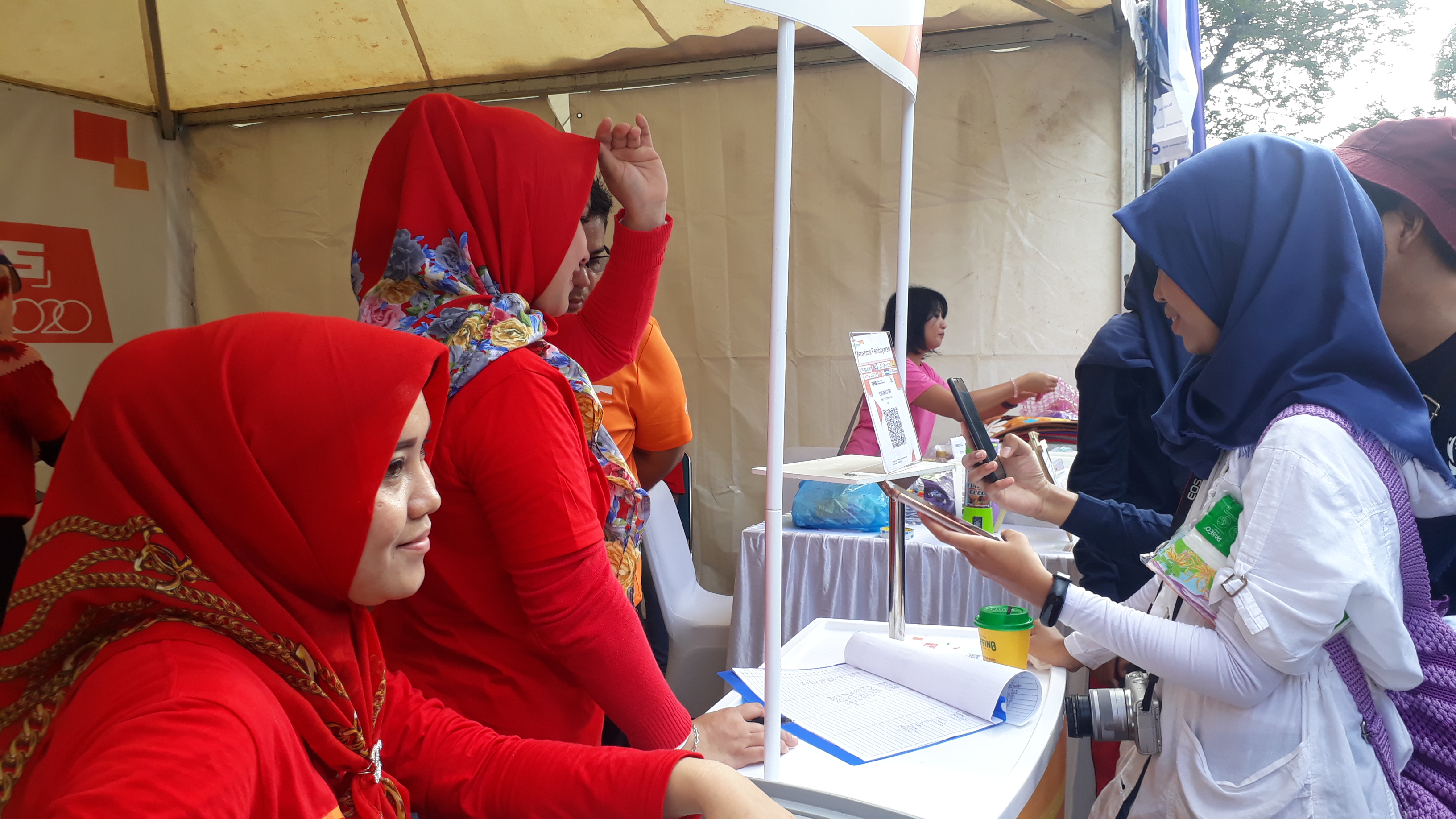 Puluhan UMKM ikut serta meramaikan Pekan QRIS Nasional 2020 di Area Car Free Day Kambang Iwak Palembang, Minggu (15/3/2020)