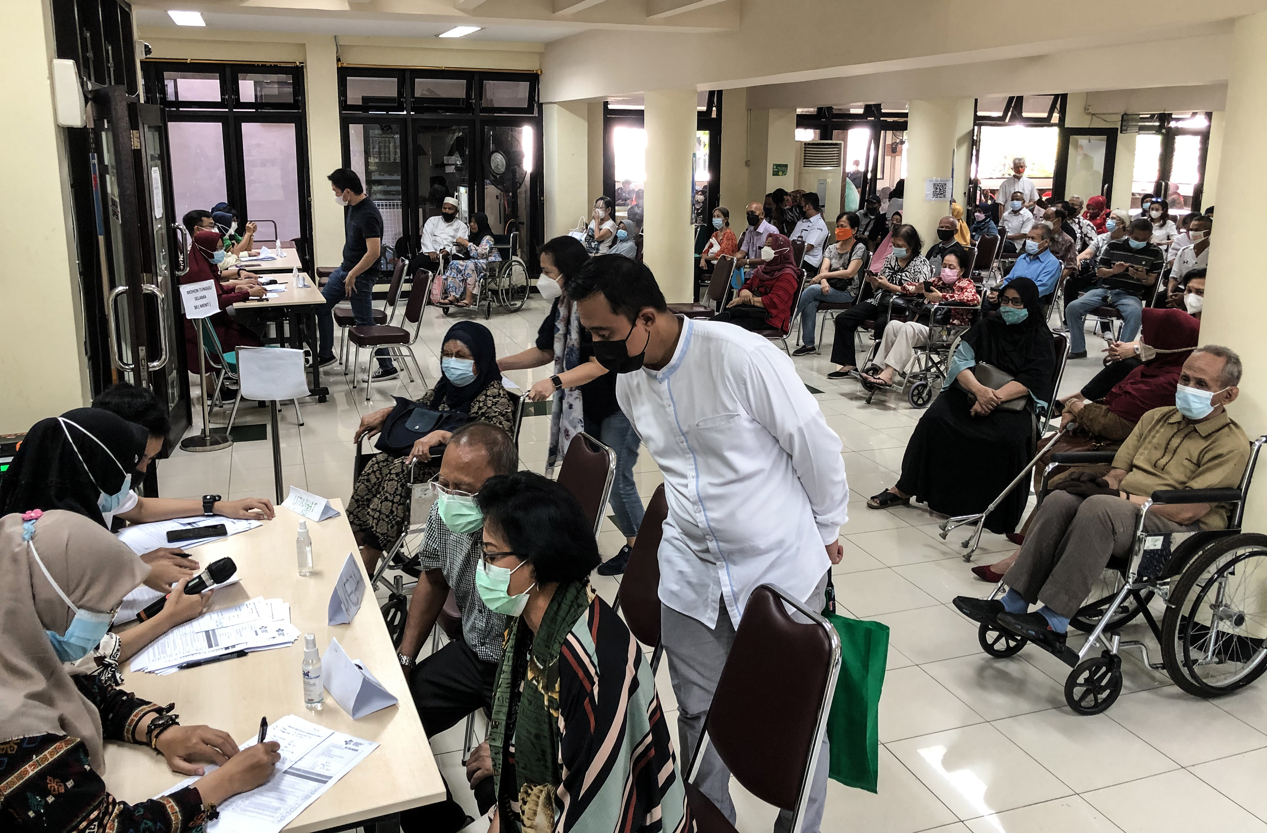 Lansia bersama pendamping menunggu di ruang observasi seusai mengikuti vaksinasi Covid-19 di BBPK Hang Jebat Jakarta, Kamis (15/4/2021)