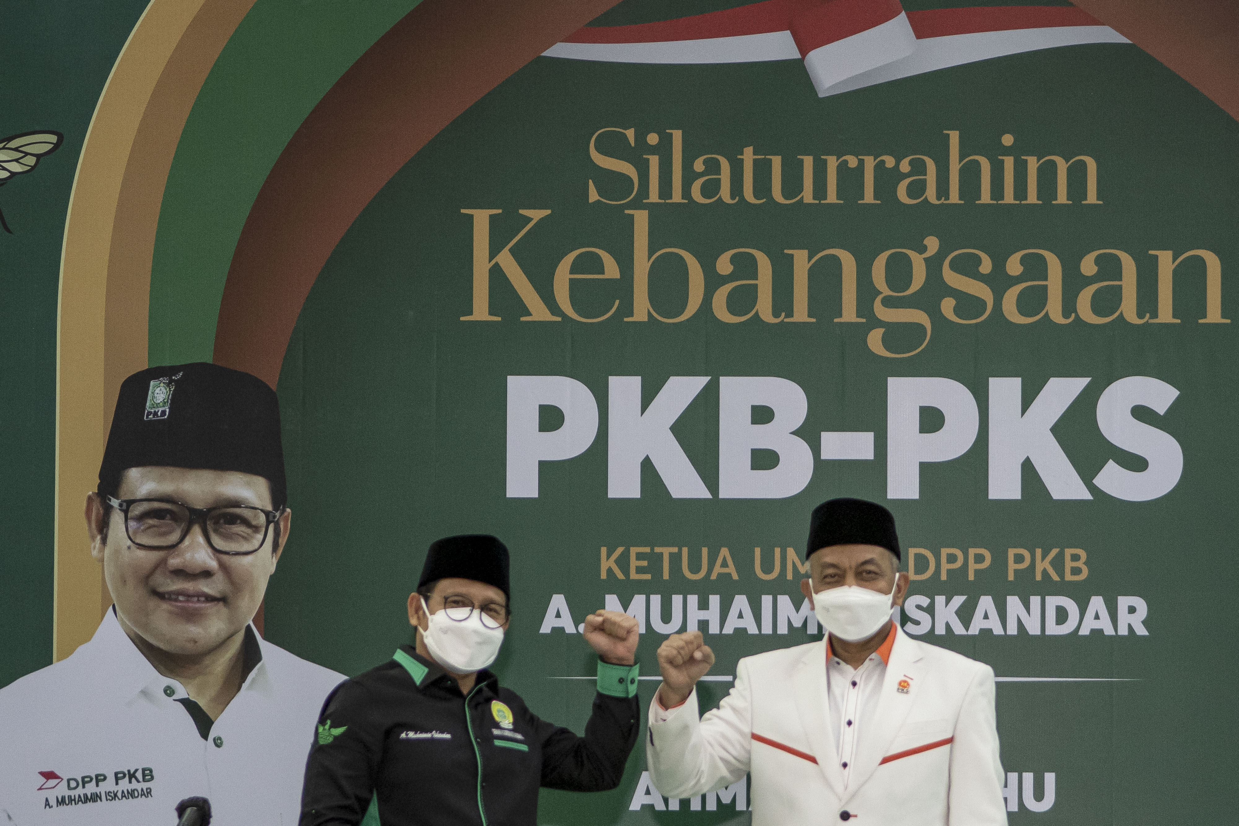 Ketua Umum DPP PKB Muhaimin Iskandar (kiri) bersalaman dengan Presiden PKS Ahmad Syaikhu (kanan) di Kantor DPP PKB, Jakarta, Rabu (28/4).