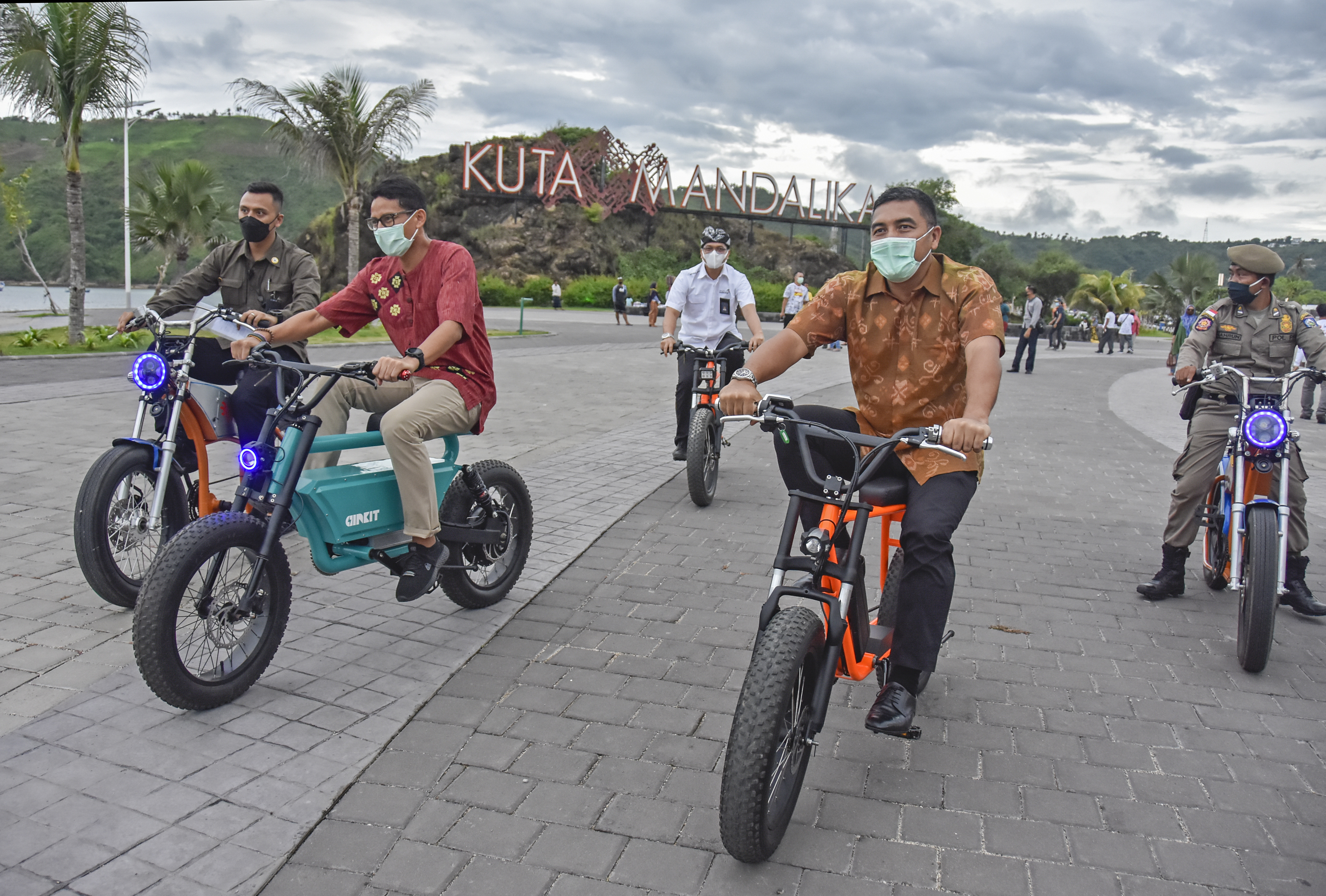 Menteri Pariwisata dan Ekonomi Kreatif Sandiaga Salahuddin Uno (kedua kiri) mengendarai sepeda listrik di kawasan Mandalika, NTB