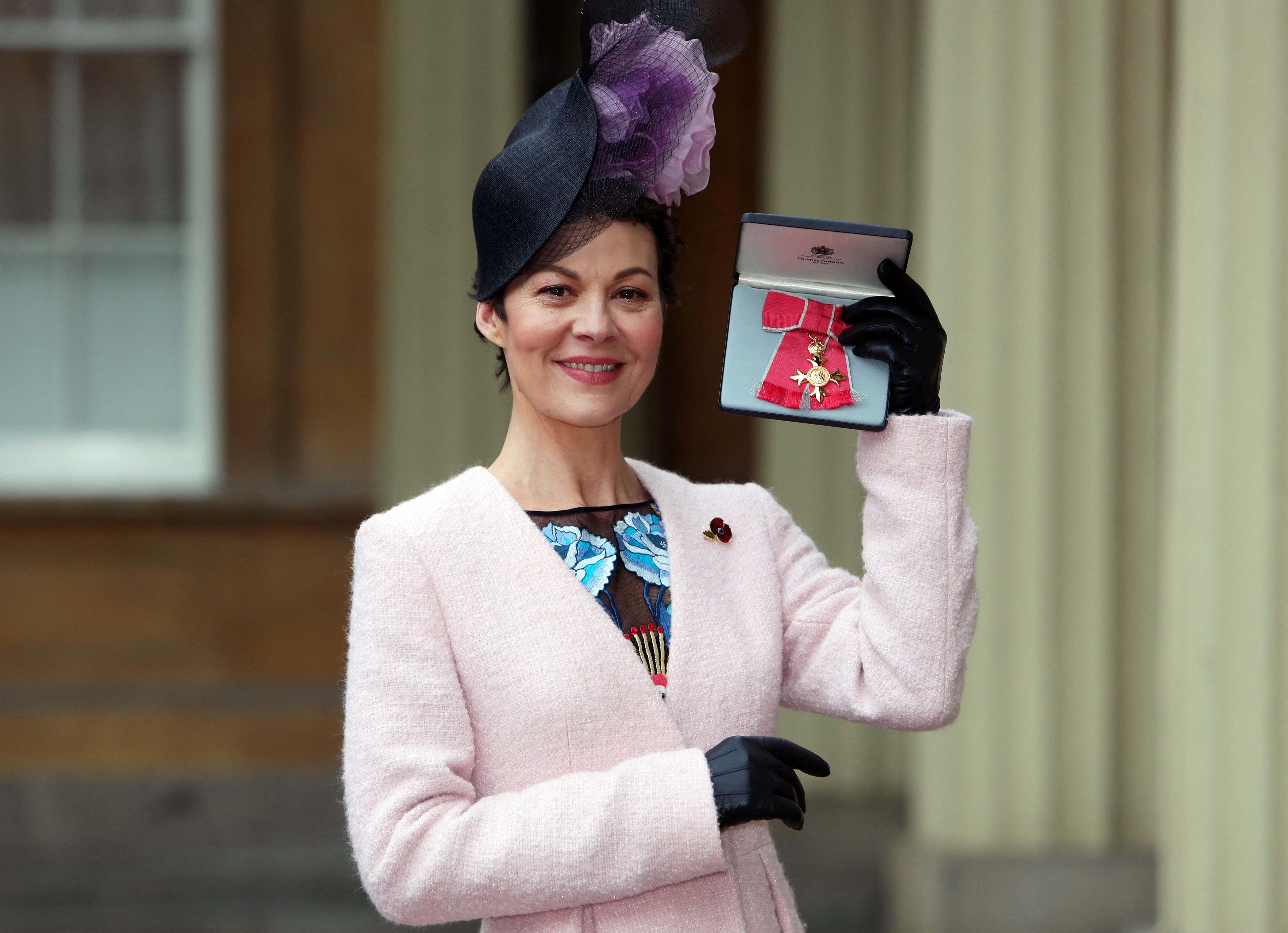 Aktris Helen McCrory menunjukkan medali OBE dari Kerajaan Inggris. Helen McCrory meninggal dunia karena kanker, Jumat (16/4/2021)