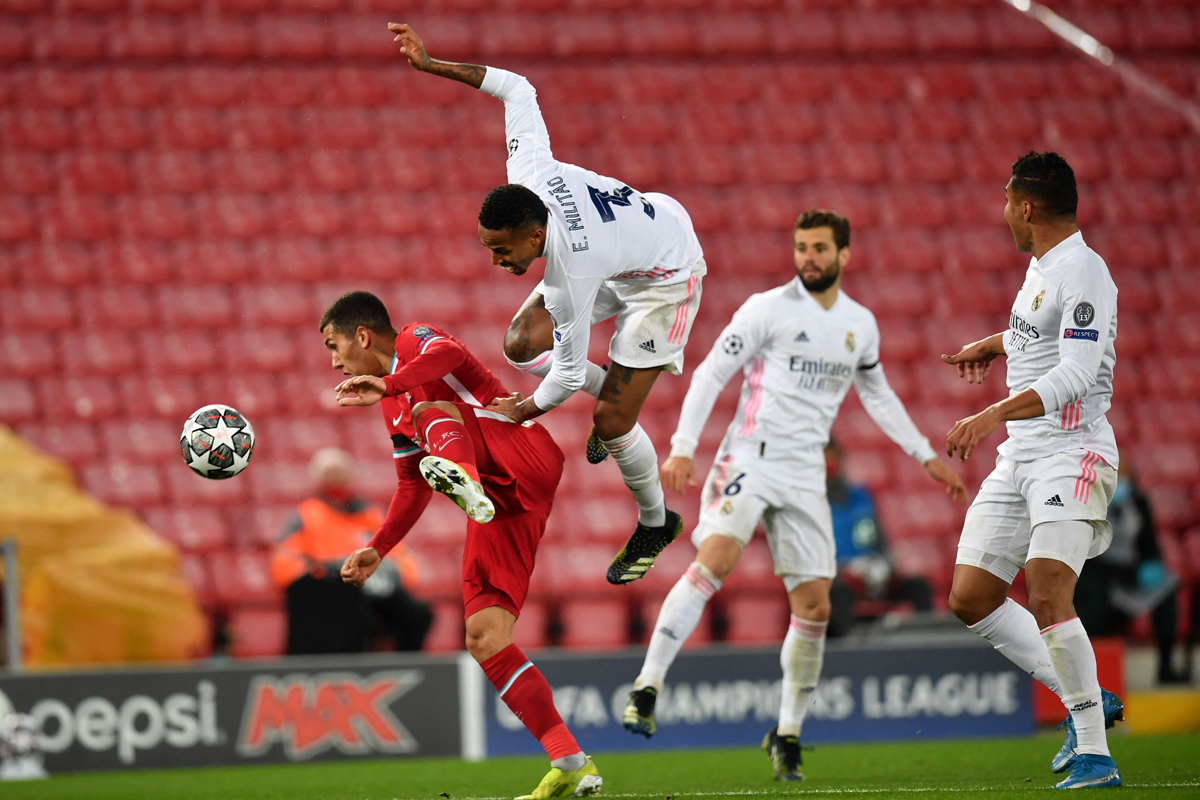 Pemain Liverpool Roberto Firmino (kiri) berebut bola dengan pemain Real Madrid dalam leg kedua perempat final Liga Champions, Kamis (15/4). 