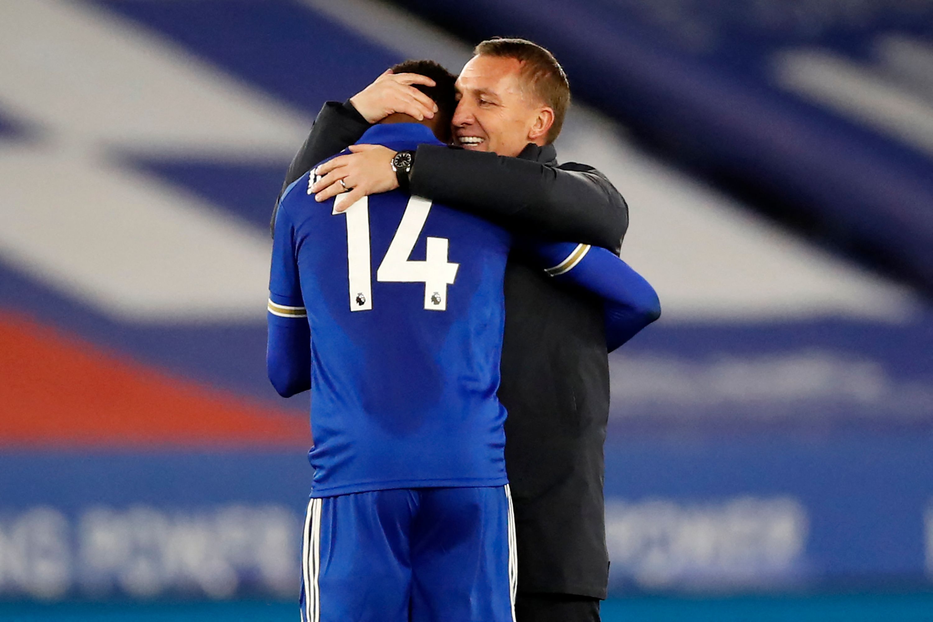 Manajer Leicester City Brendan Rodgers (kiri) merangkul Kelechi Iheanacho setelah menjebol gawang Crystal Palace, Senin (26/4).