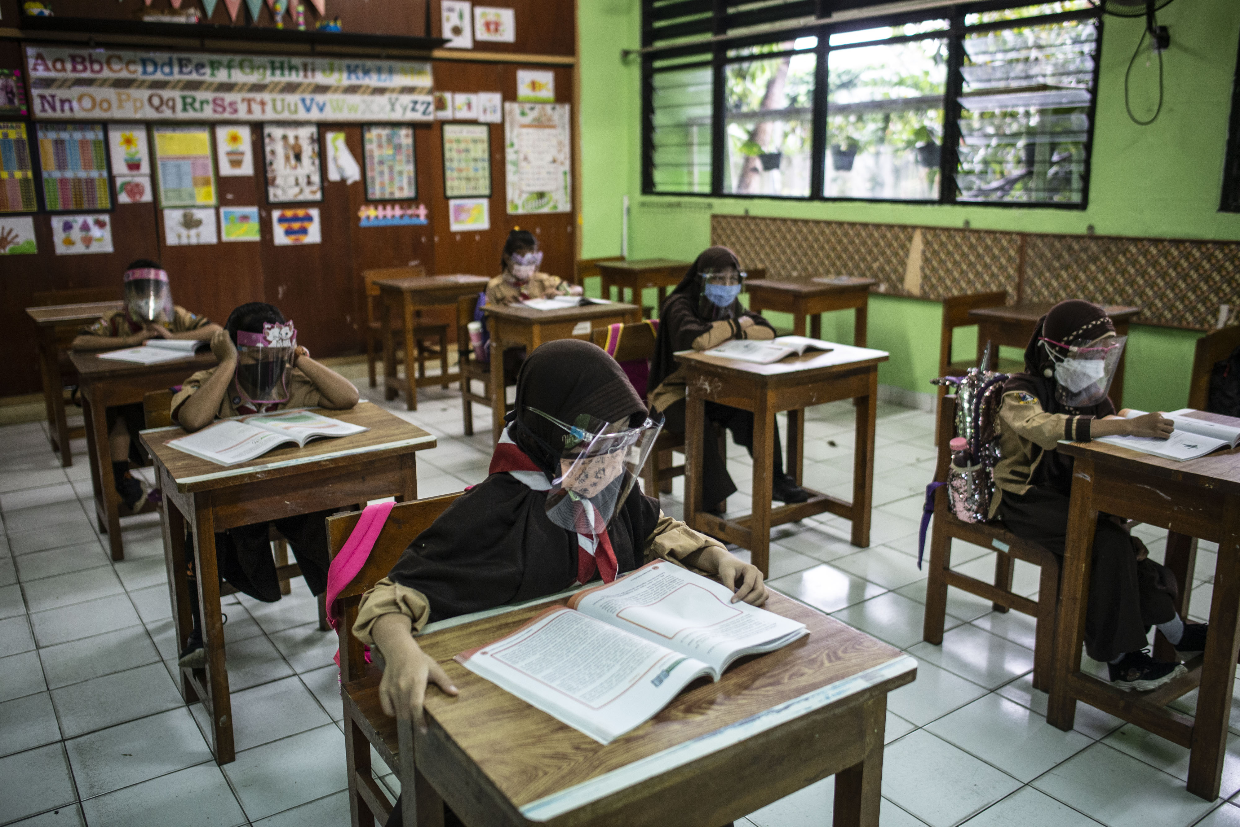 Sejumlah murid mengikuti uji coba pembelajaran tatap muka di SD Negeri Kenari 08 Pagi, Jakarta, Rabu (7/4/2021). 