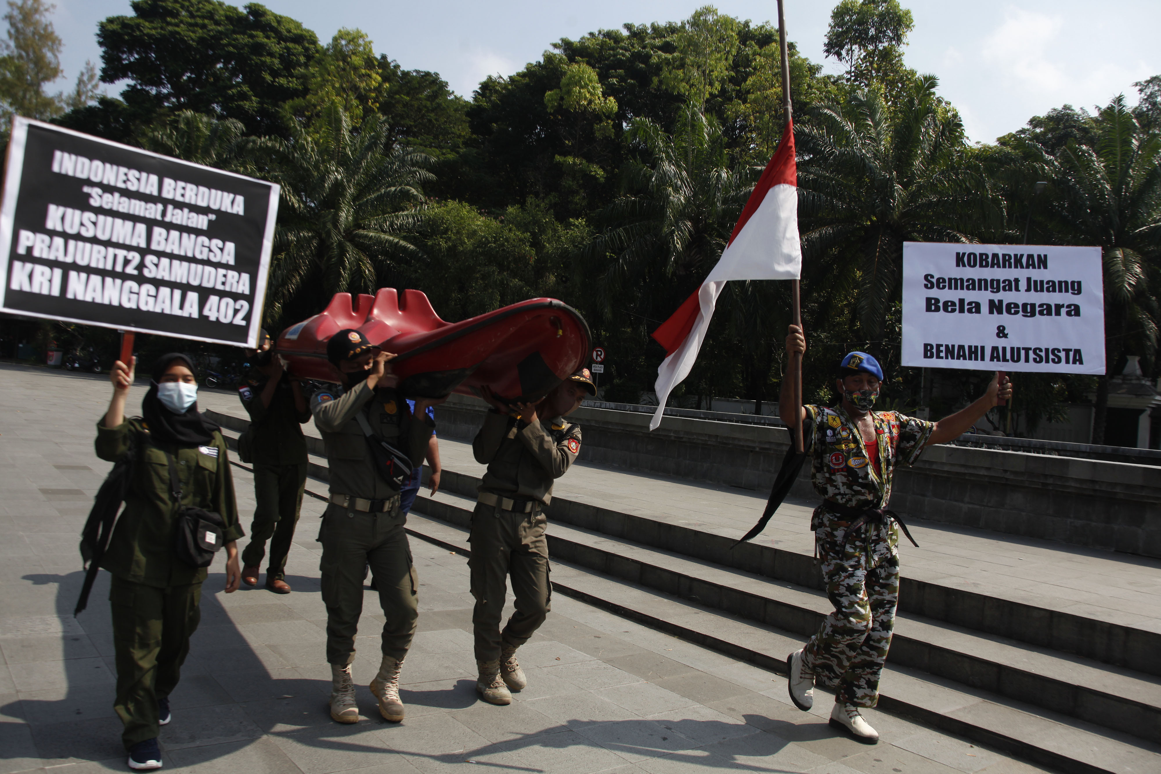 Aksi relawan untuk meminta pemerintah melakukan peremajaan peralatan alutsista TNI di Manahan, Solo, Senin (26/4)