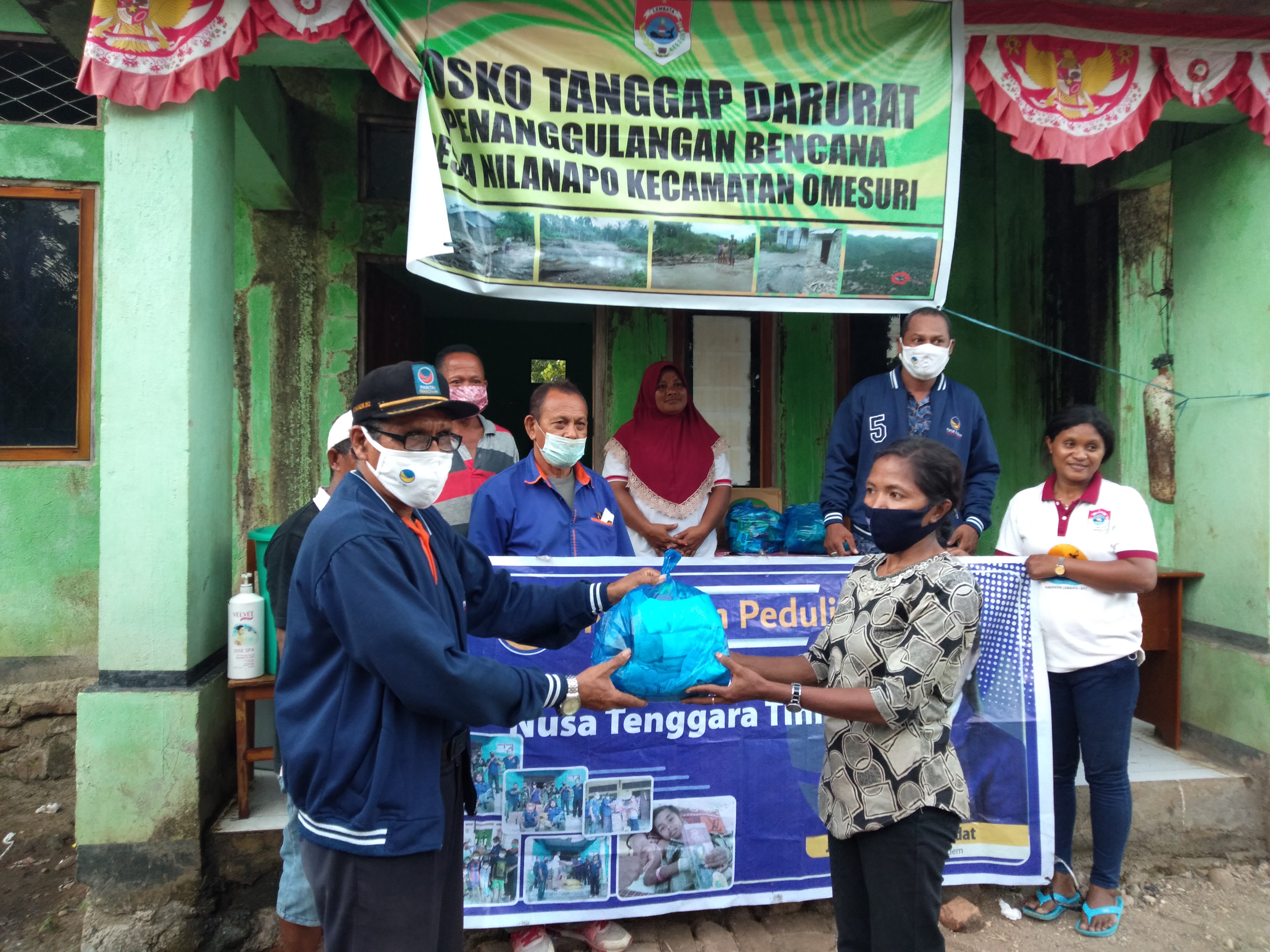 Tim NasDem Peduli Bencana menyalurkan bantuan dari dua wakil rakyat di DPR RI untuk warga Desa Desa Nilanapo, Kecamatan Buyasuri, Lembata.