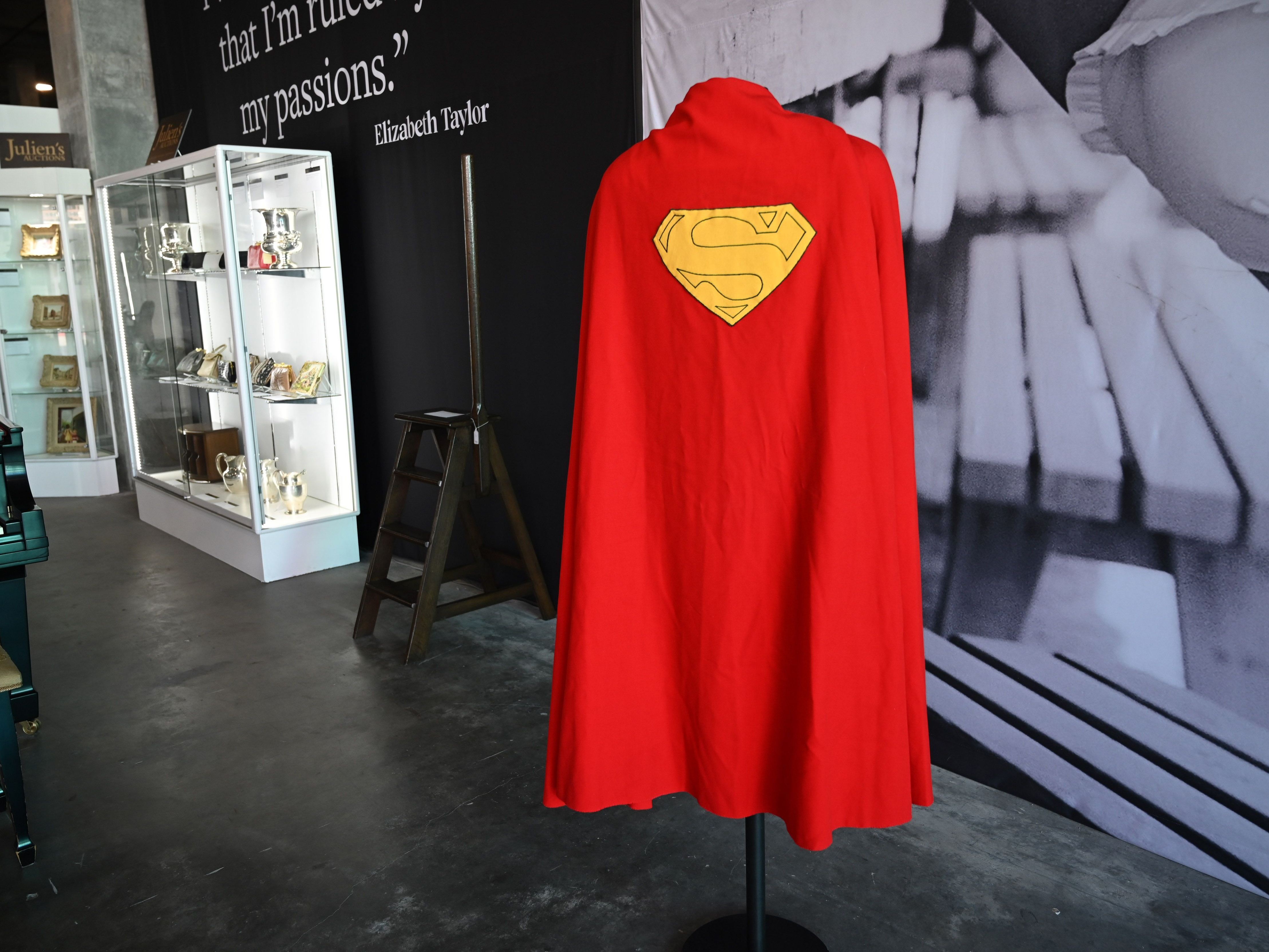 Jubah Superman asli yang dikenakan oleh aktor Christopher Reeve dalam film Superman pada 1978 untuk dilelang.