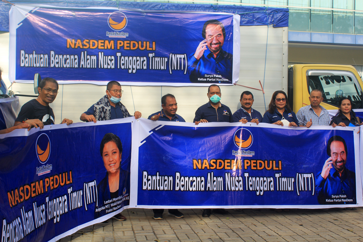 Bantuan untuk korban bencana alam NTT diserahkan, Kamis (8/4).  