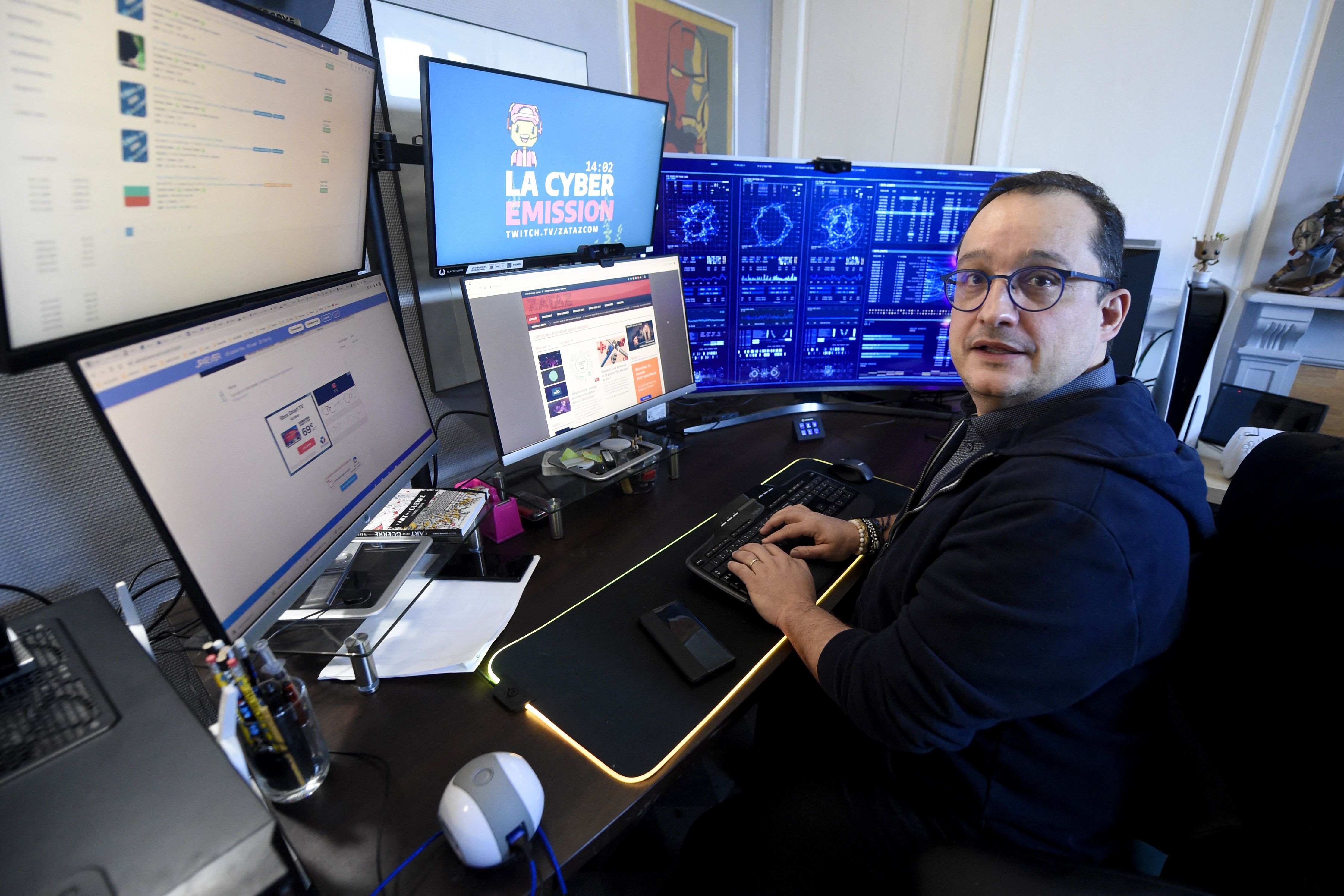 Ilustrasi--Wartawan Prancis Damien Bancal bekerja dari rumah selama pandemi covid-19.