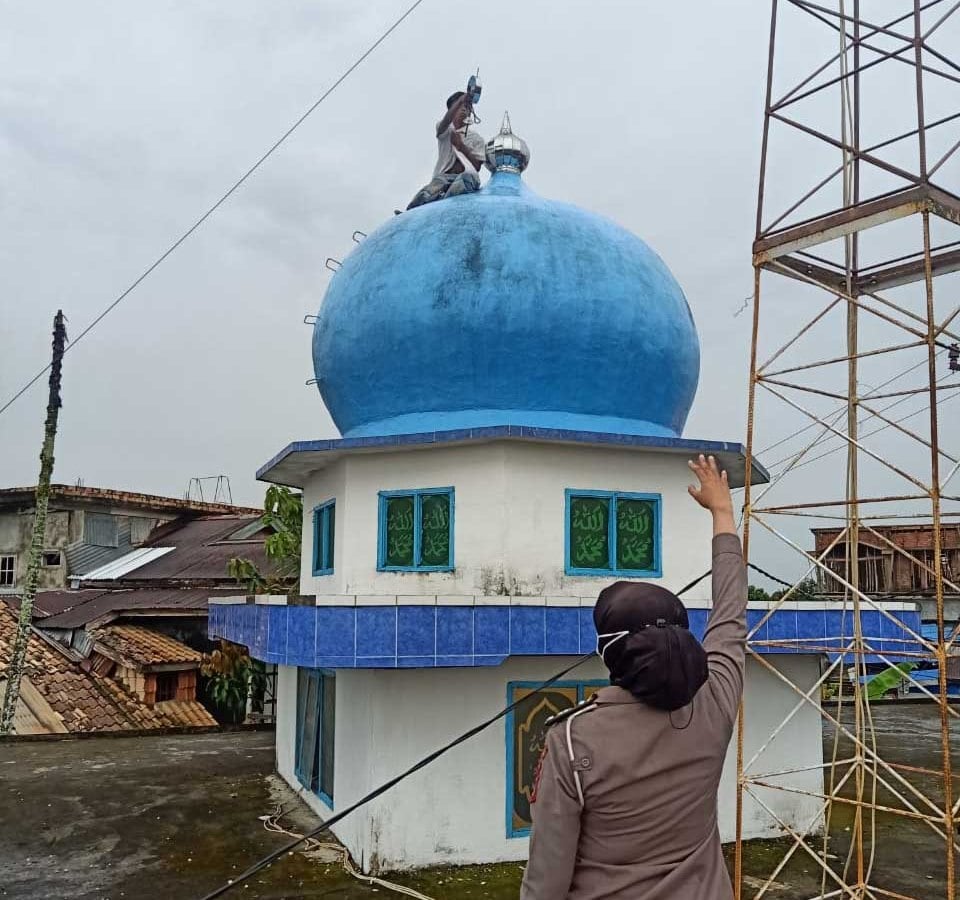 Briptu Dewi Permatasari, berhasil menggagalkan upaya bunuh diri yang dilakukan seorang pemuda bersarung, Jumat (9/4)