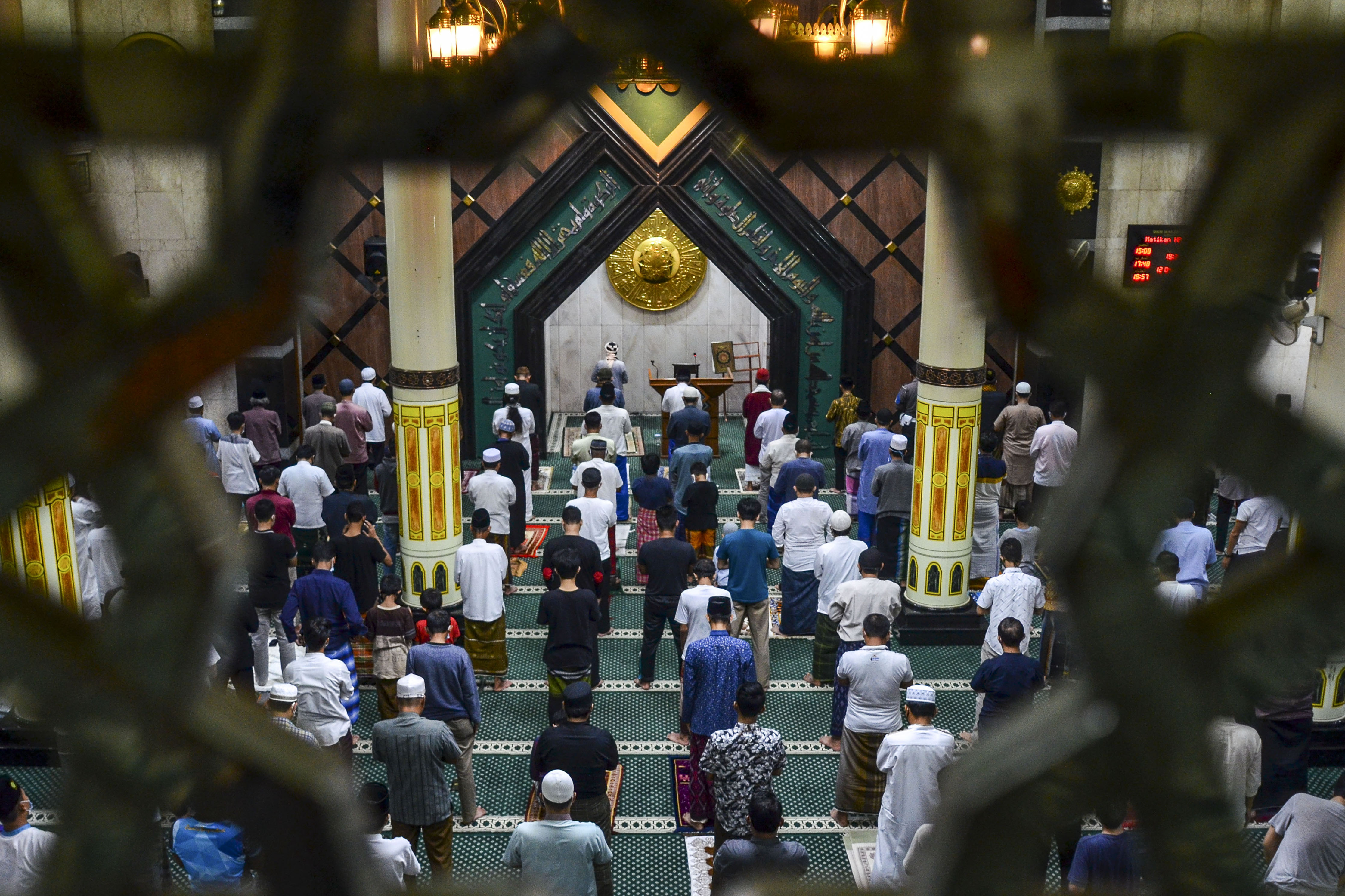 Umat muslim menjalankam salat tarawih di Masjid Agung Kabupaten Ciamis, Jawa Barat, Senin (12/4).