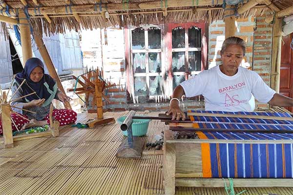 Warga Desa Kojadoi, Kecamatan Alok Timur, Kabupaten Sikka, NTT, menghabiskan waktu saat Ramadan dengan fokus menenun sarung 