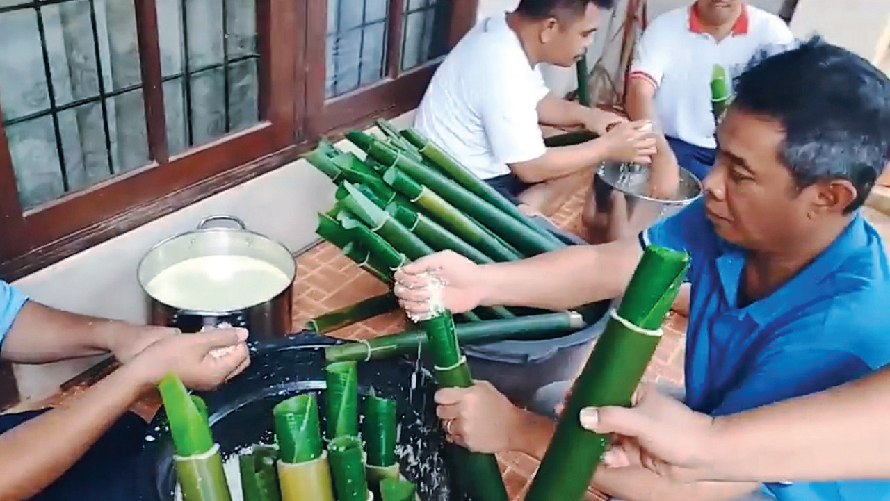 Memasak lemang untuk pesta tahunan di Karo, Sumatra Utara.