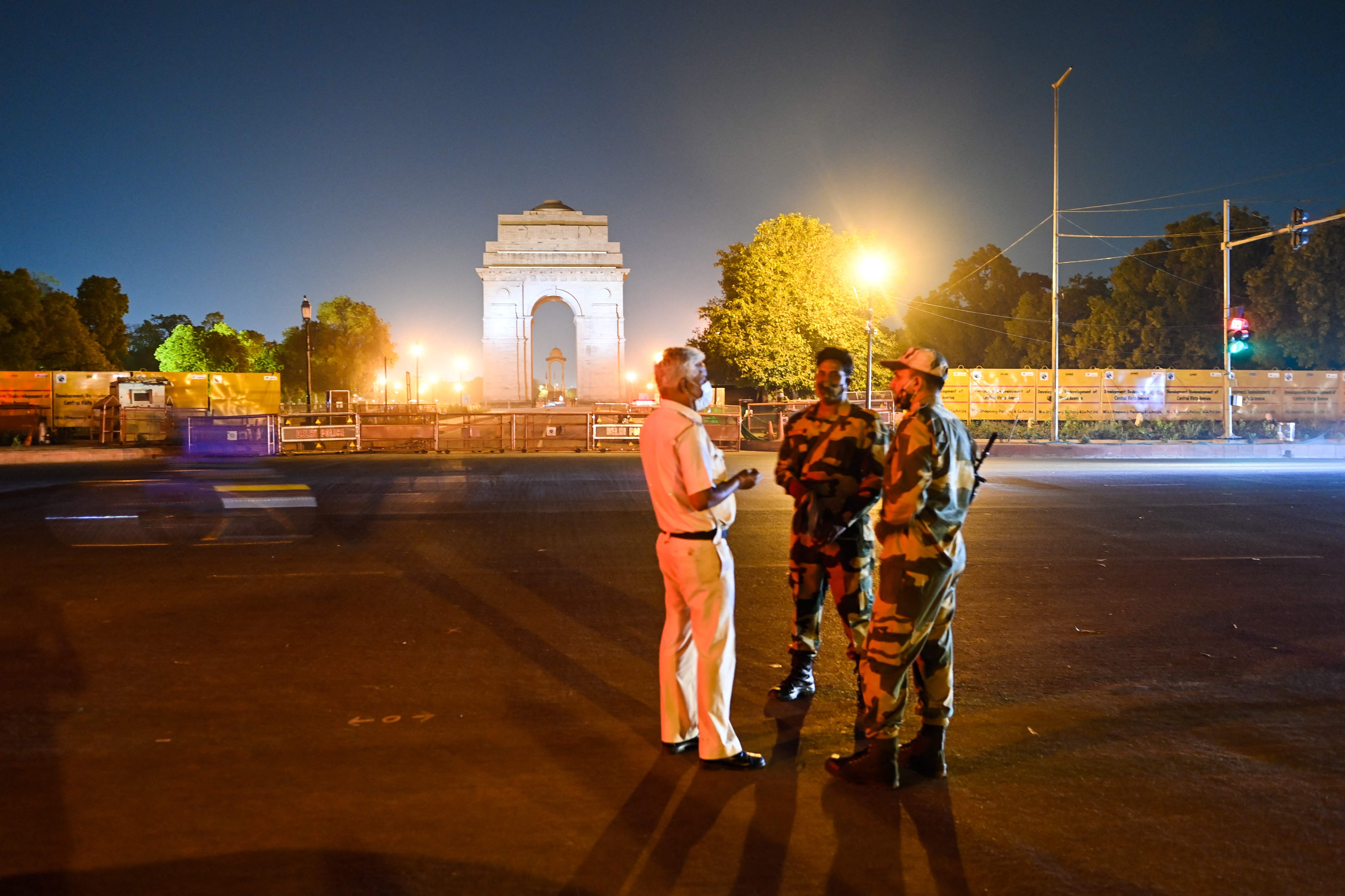 Polisi berjaga-jaga di jalanan New Delhi yang kosong saat ibu kota India itu memberlakukan jam malam untuk menekan angka kasus covid-19.