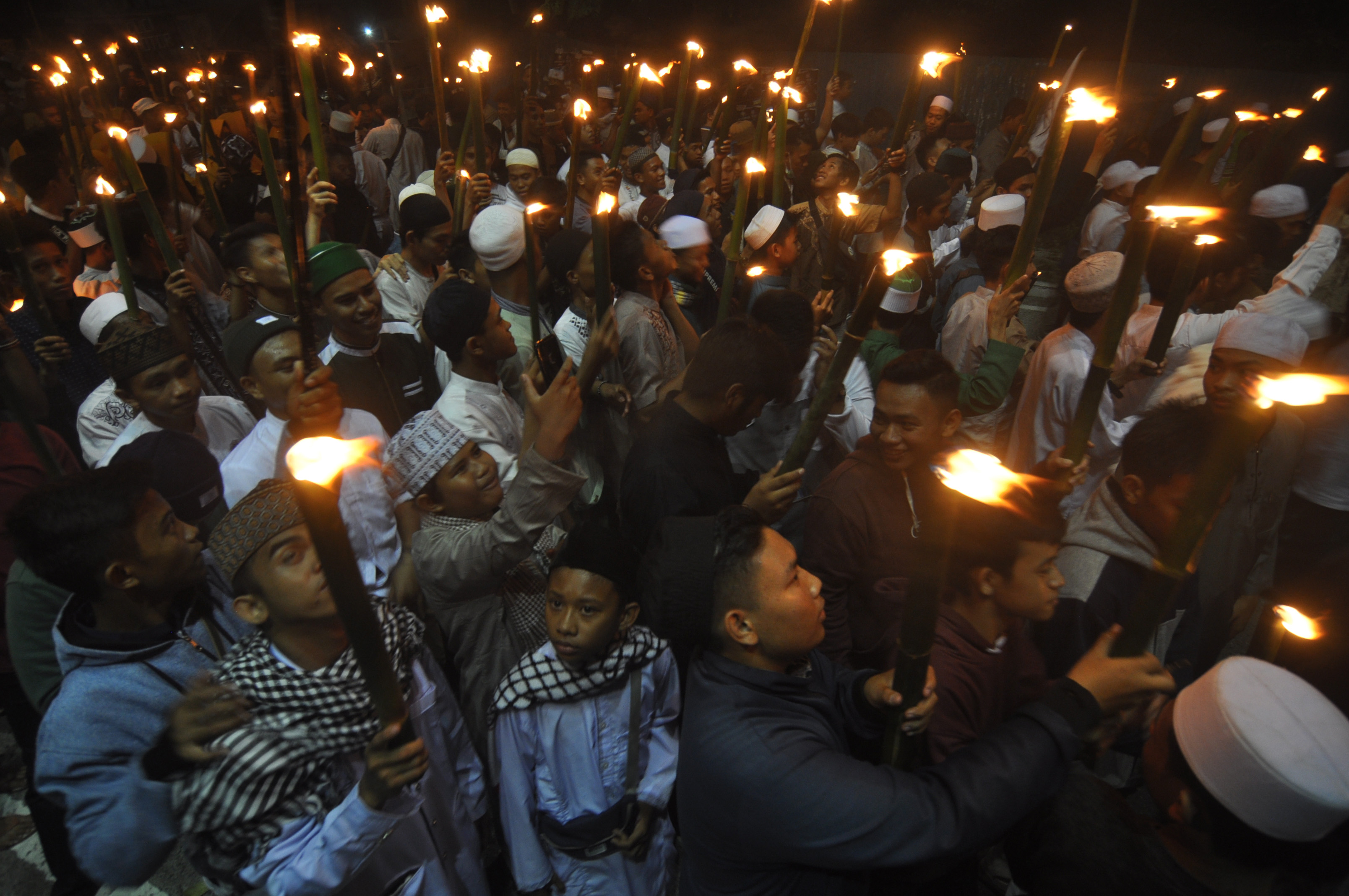  Warga mengikuti pawai obor menyambut bulan Ramadhan 