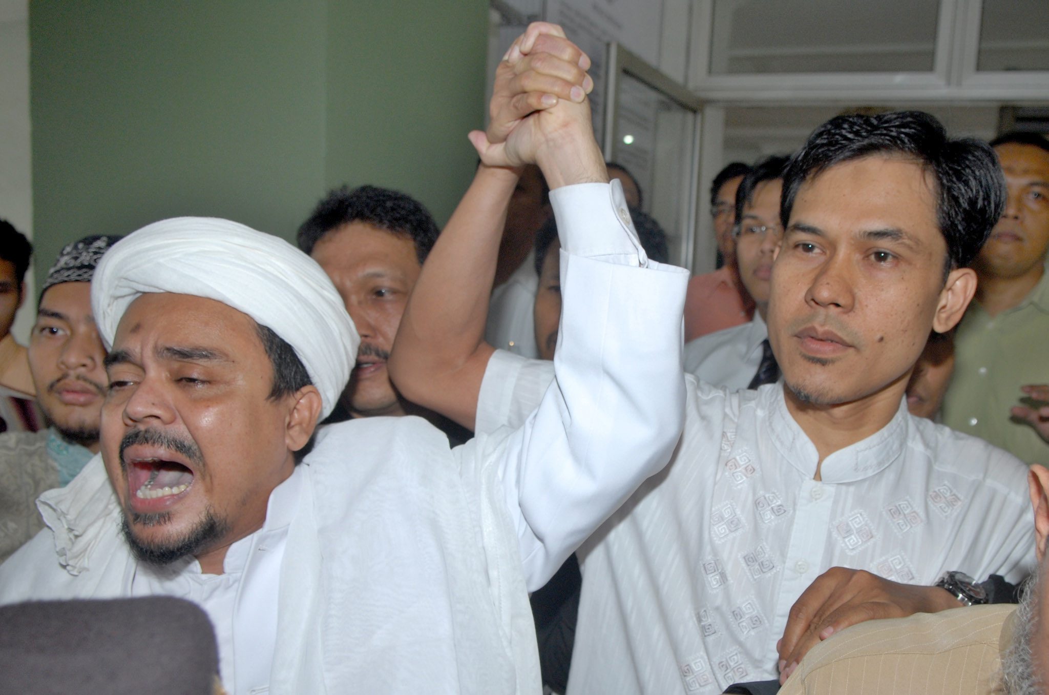 Pentolan FPI Rizieq Shihab (kiri) bersama Munarman