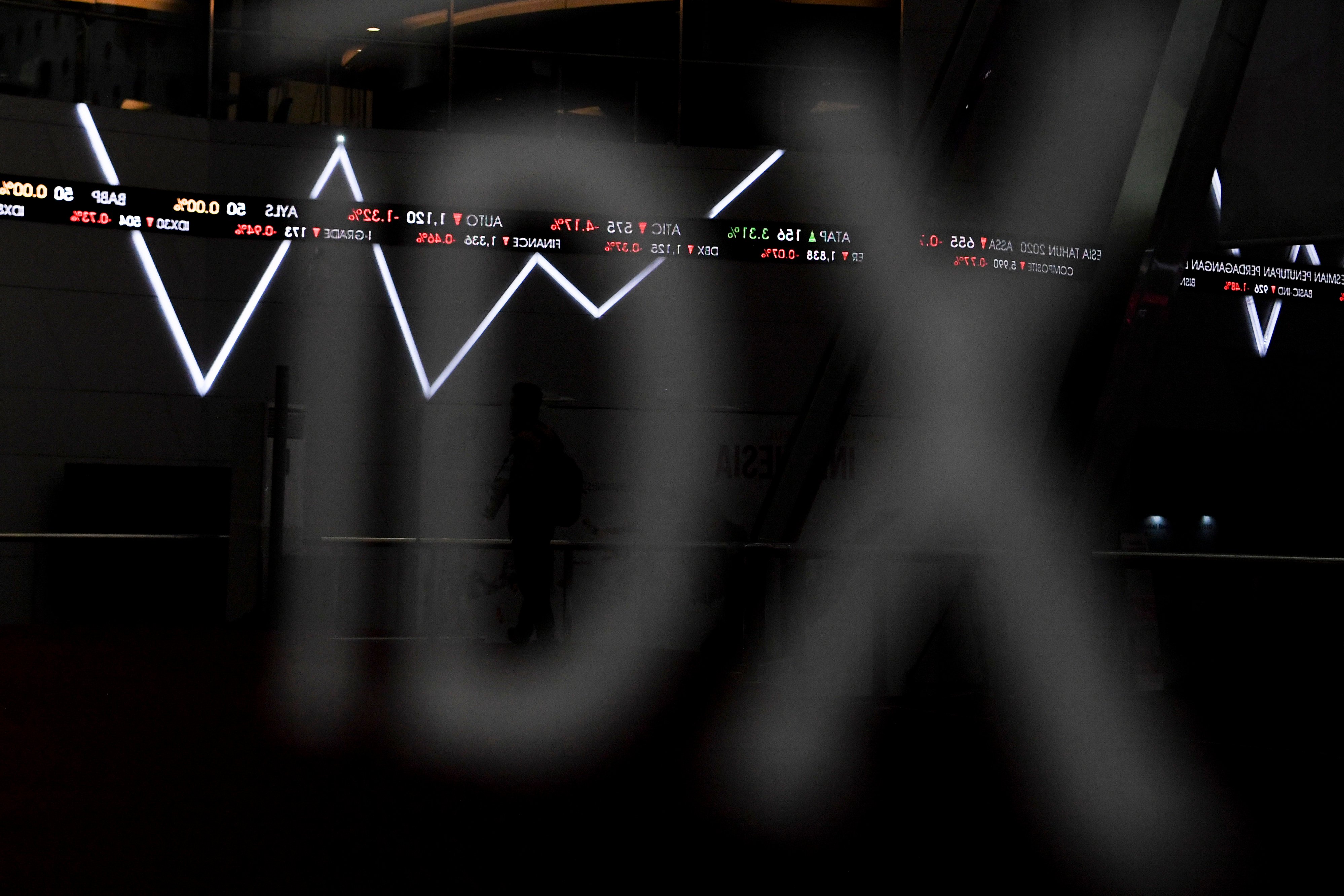 Layar menampilkan pergerakan IHSG di gedung BEI, Jakarta.