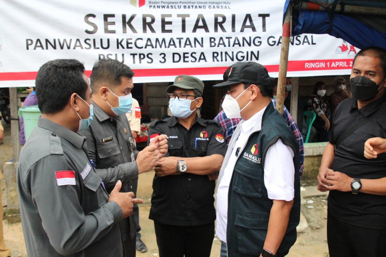 Ketua Bawaslu RI Abhan turun langsung monitoring pelaksanaan Pemungutan Suara Ulang (PSU) Pilkada Bupati Indragiri Hulu di TPS 03, Selasa (2