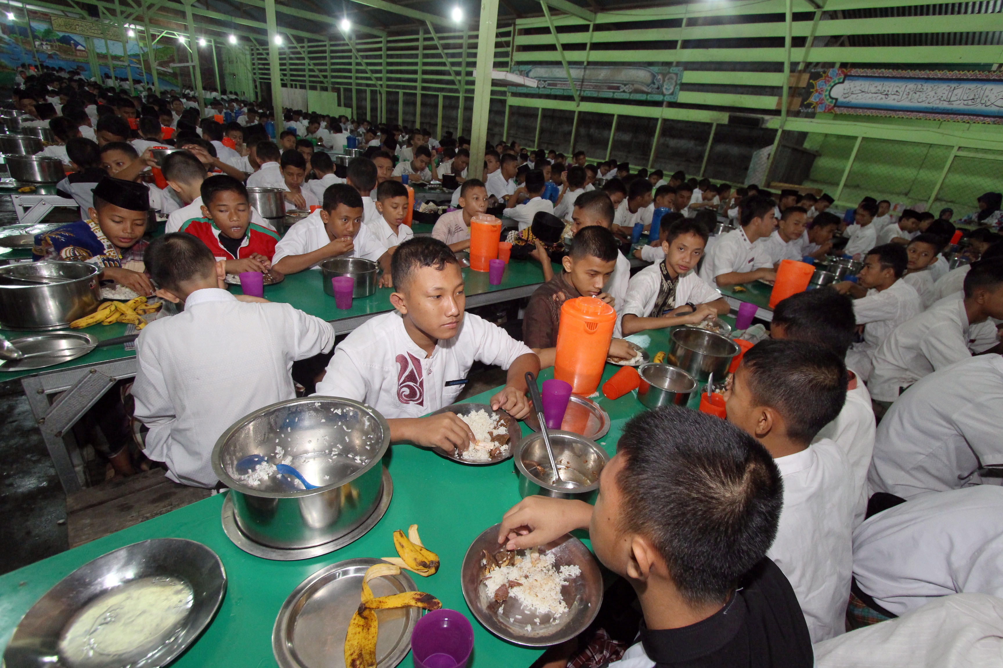 Ilustrasi--Ratusan santri Pesantren Ar-Raudhatul Hasanah, menikmati makan sahur bersama di Medan, Sumatra Utara, 2015 lalu.