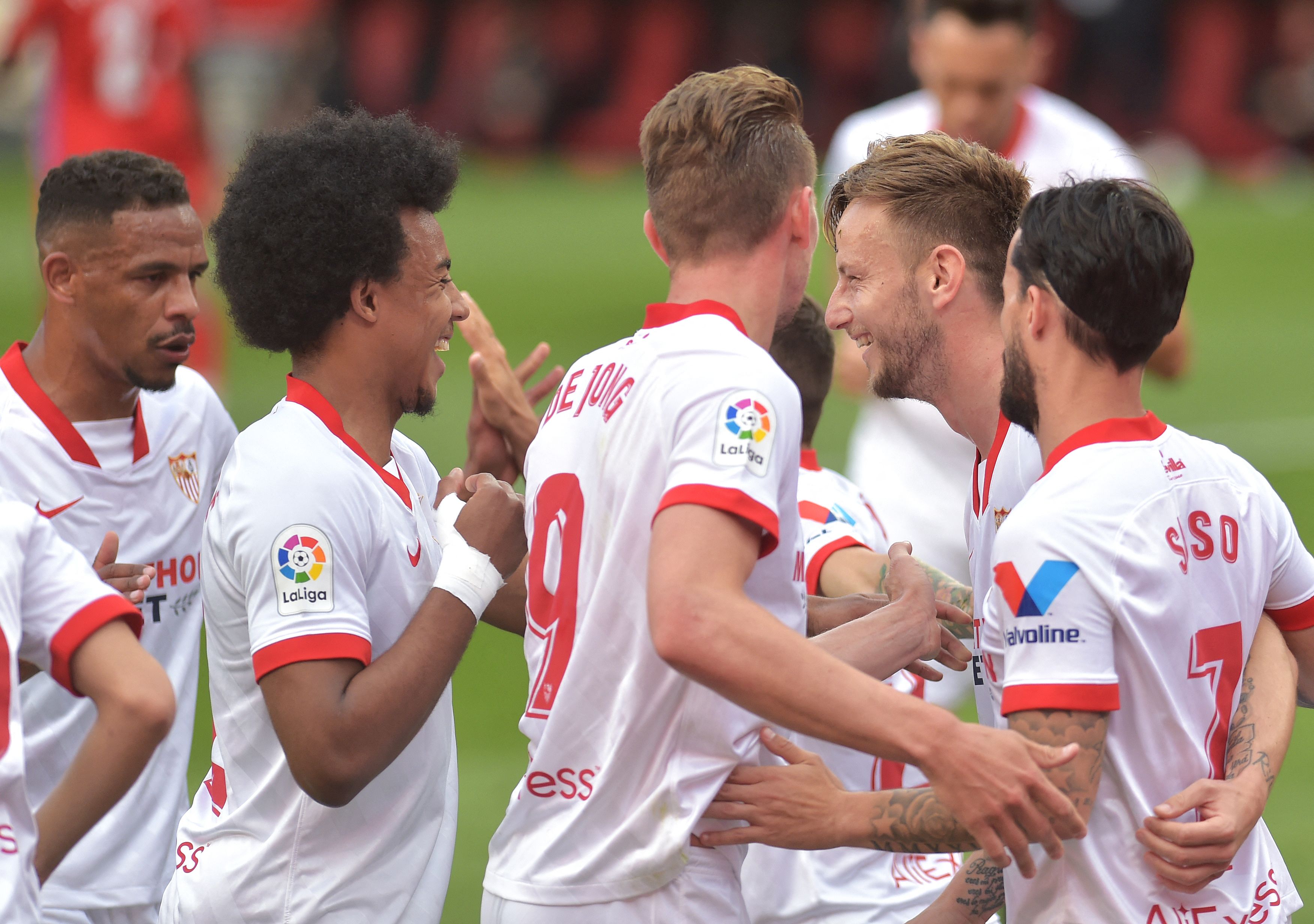 Para pemain Sevilla melakukan selebrasi usai mencetak gol ke gawang Granada di laga La Liga.
