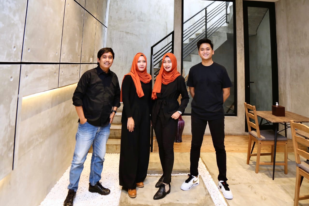 Pendiri Ting Idea, Raden Rifki Fauzi (kanan), bersama tim kreatifnya siap membantu pelaku UMKM menuju transformasi digital.