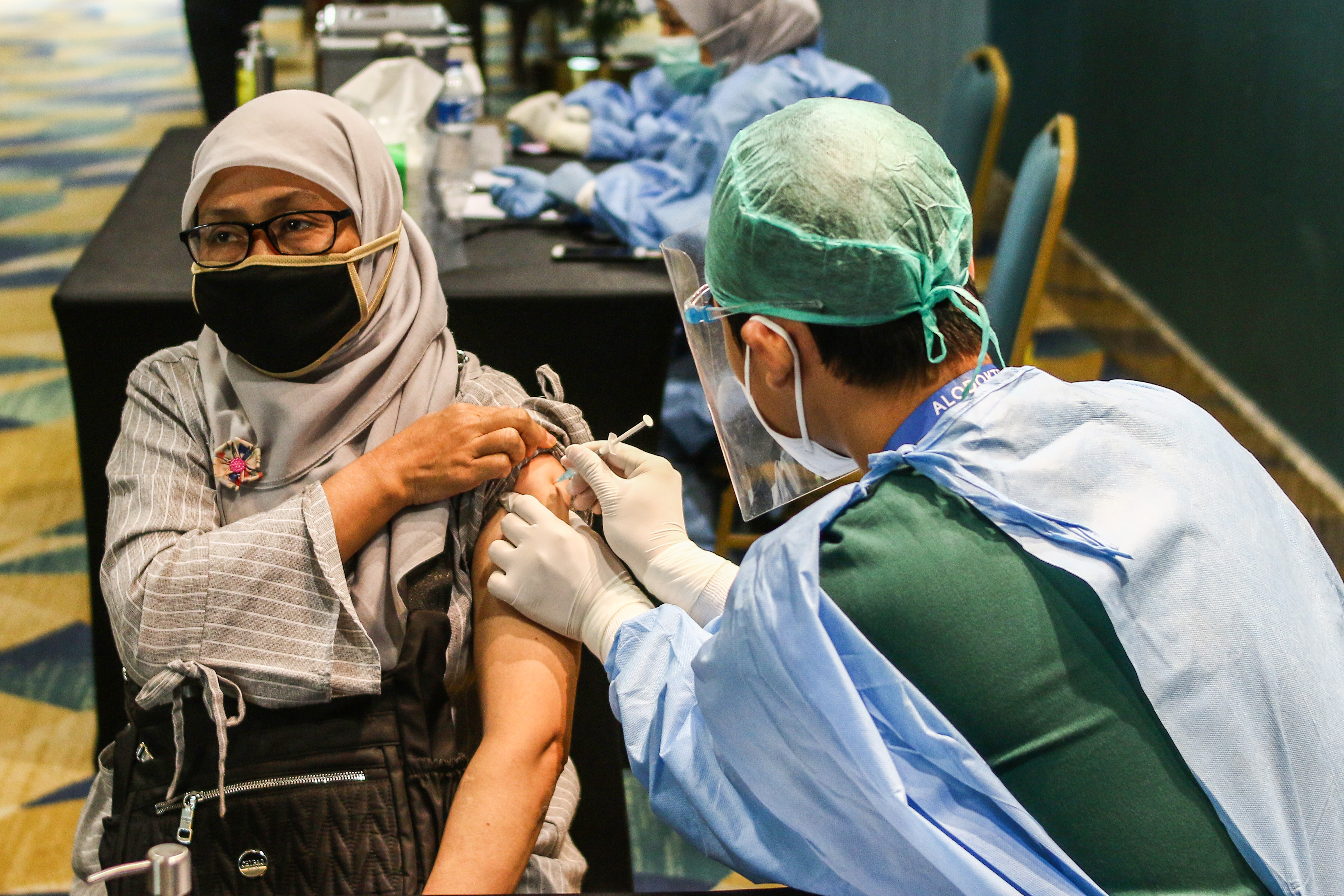 Petugas menyuntikkan vaksin Covid-19 kepada penerima vaksin di Senayan City, Jakarta, Rabu (7/4/2021).