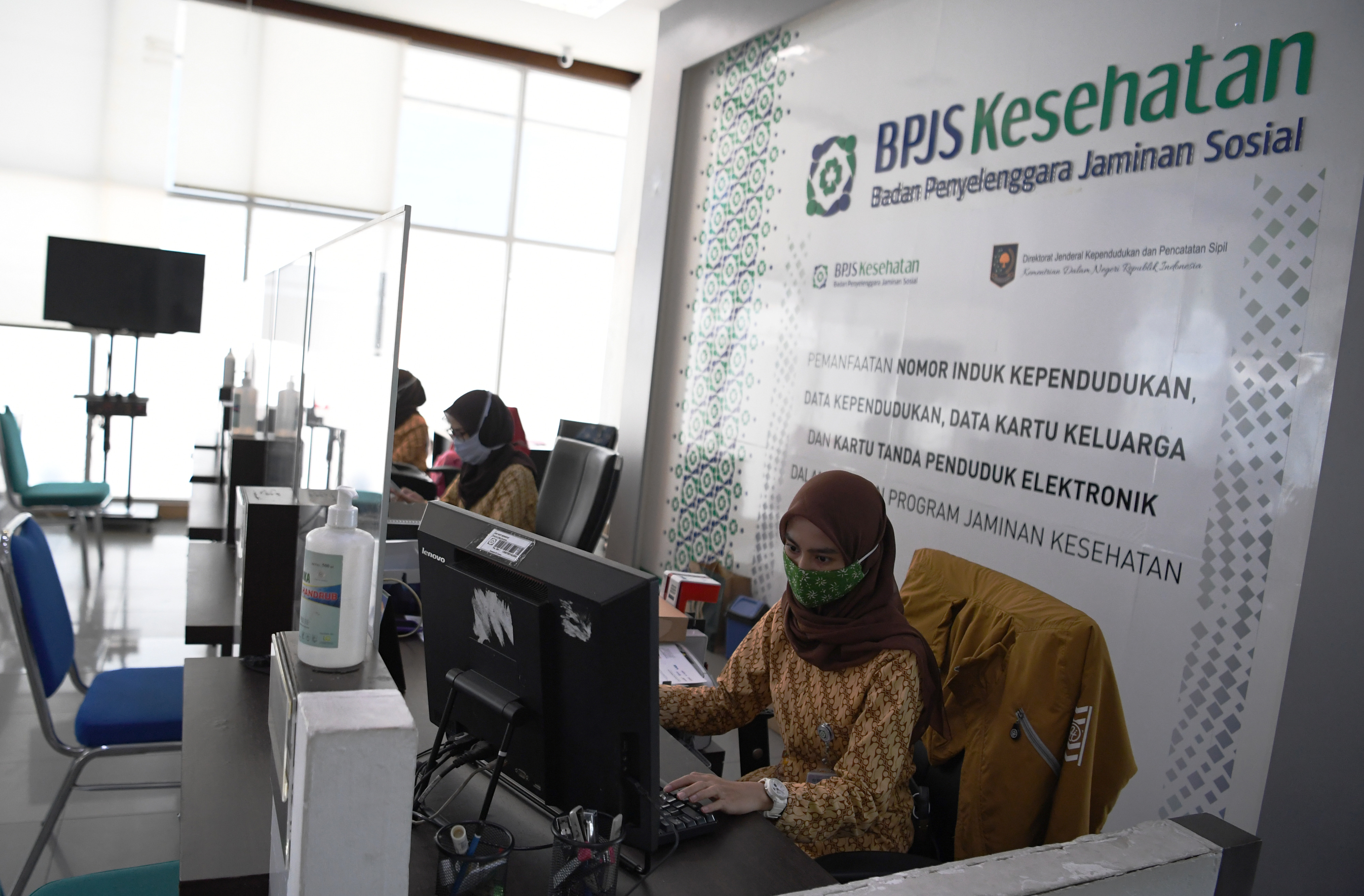 Petugas melayani peserta BPJS Kesehatan dengan tanpa tatap muka di Kantor BPJS Kesehatan cabang Jakarta Selatan, Selasa (6/10/2020)