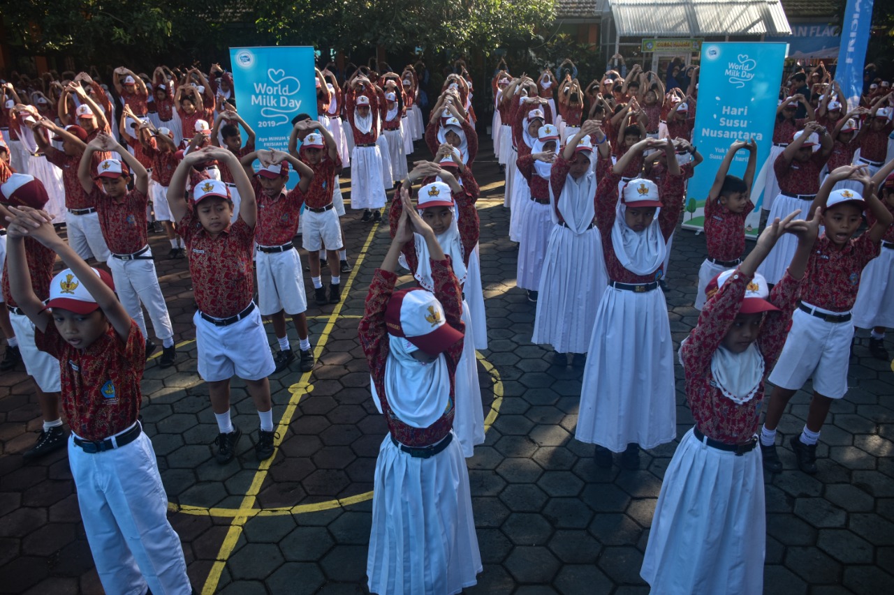 SISWA sekolah dasar mengikuti sosialisasi dan edukasi Frisian Flag Indonesia (FFI) tentang manfaat susu di Malang, Jawa Timur.