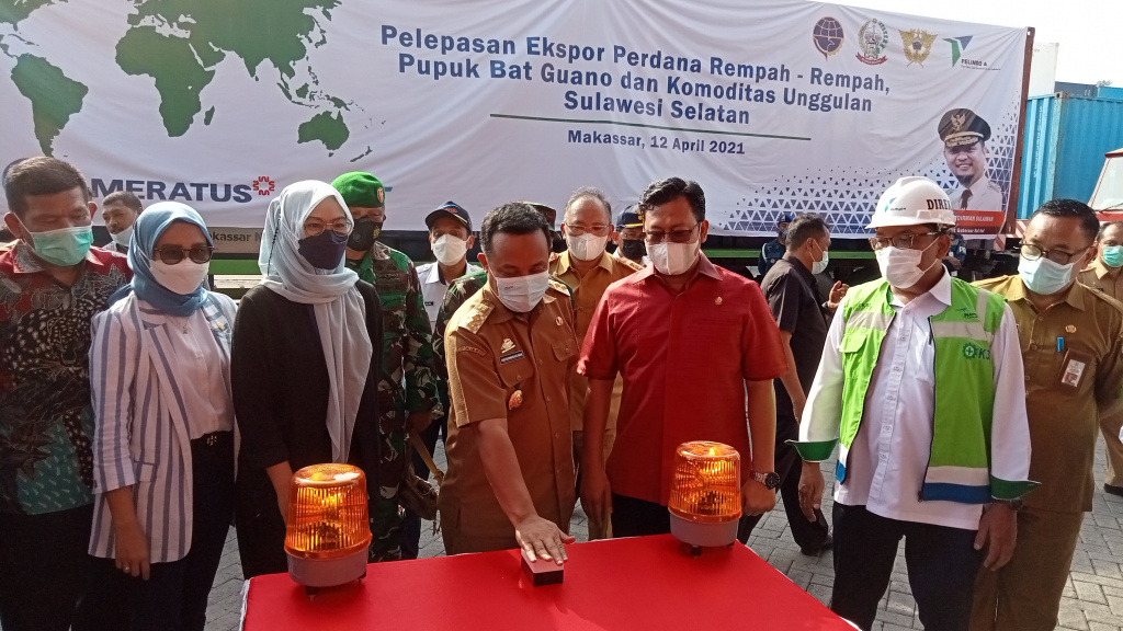 Plt Gubernur Sulsel Andi Sudirman Sulaiman melepas ekspor perdana rempah-rempah dan bat guano, di Pelabuhan Makassar, Senin (12/4)