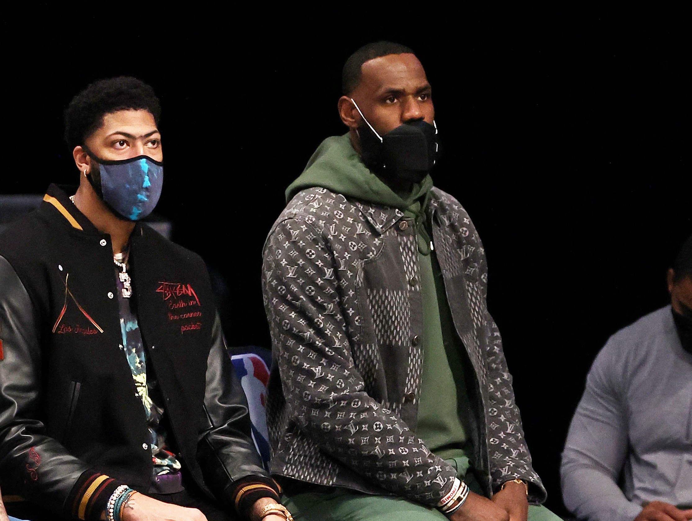 Dua bintang Los Angeles Lakers, Anthony Davis (kiri) dan LeBron James, tak bisa memperkuat tim saat melawan New York Knicks.  