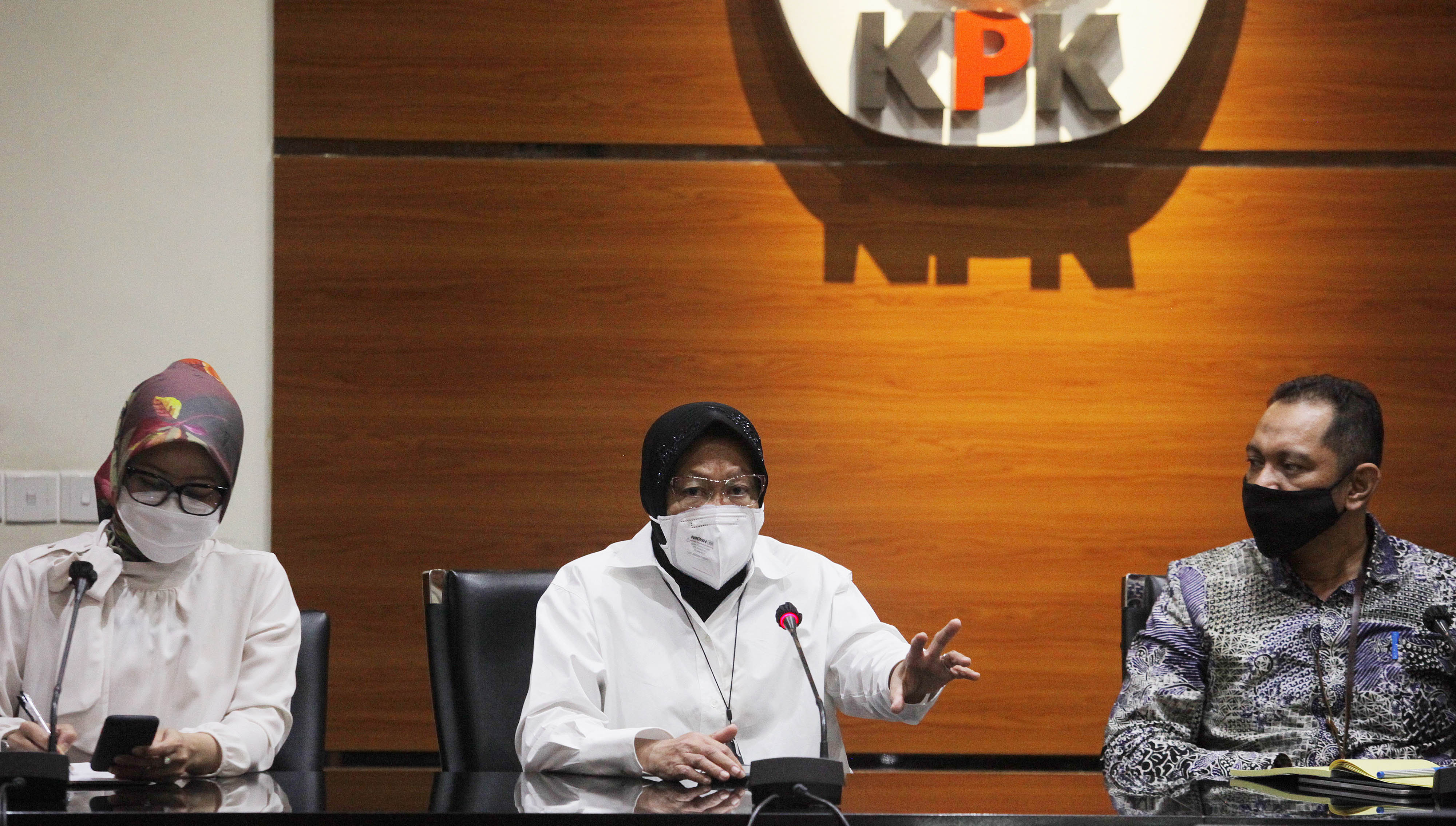 Menteri Sosial Tri Rismaharini (tengah) saat berkoordinasi dengan Komisi Pemberantasan Korupsi soal bantuan sosial pada Januari 2021.