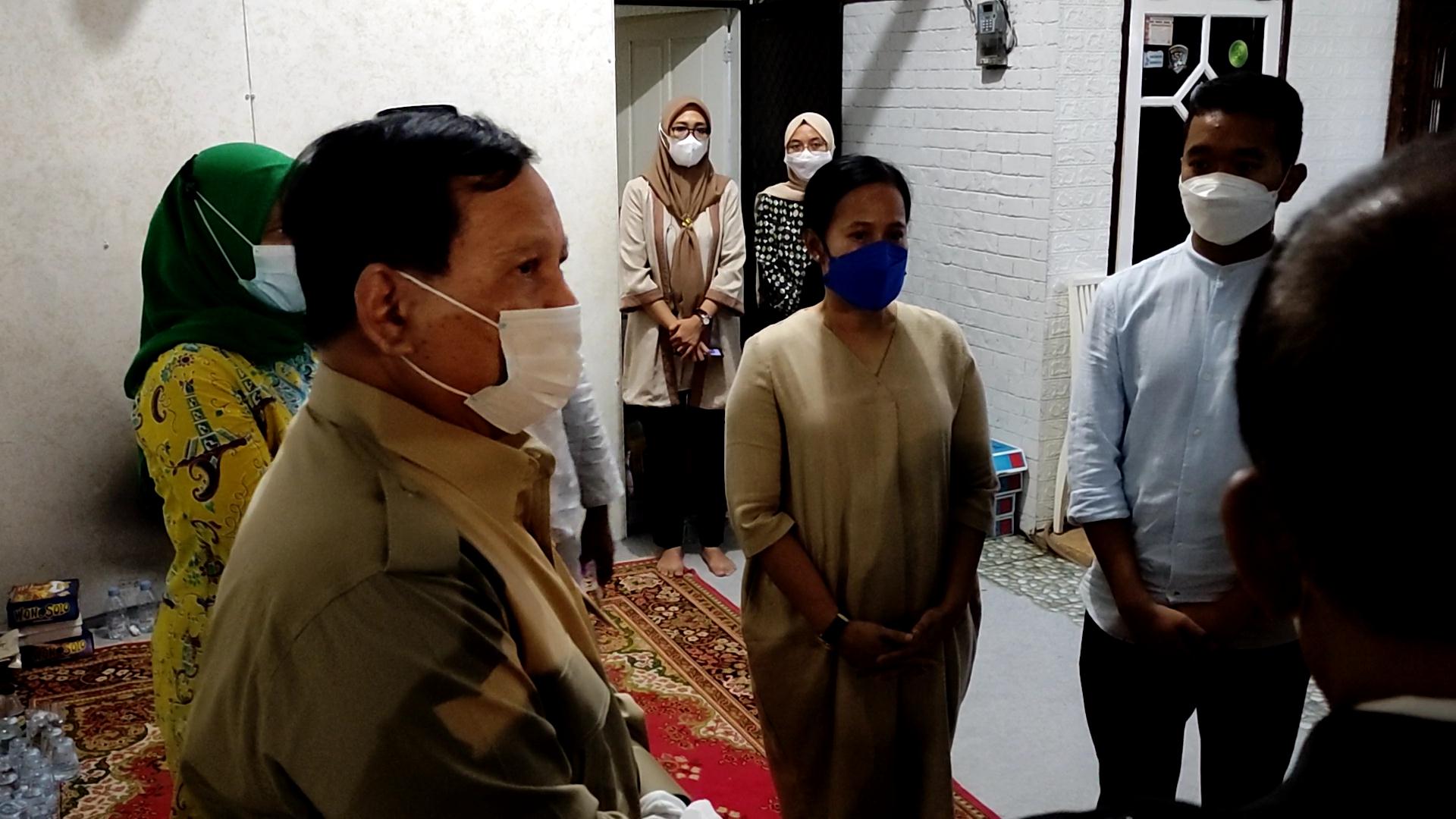 Menhan Prabowo Subianto mendatangi rumah duka Kol.Harry Setiawan di Sidoarjo, Jatim sampaikan duka mendalam, Minggu (26/4)