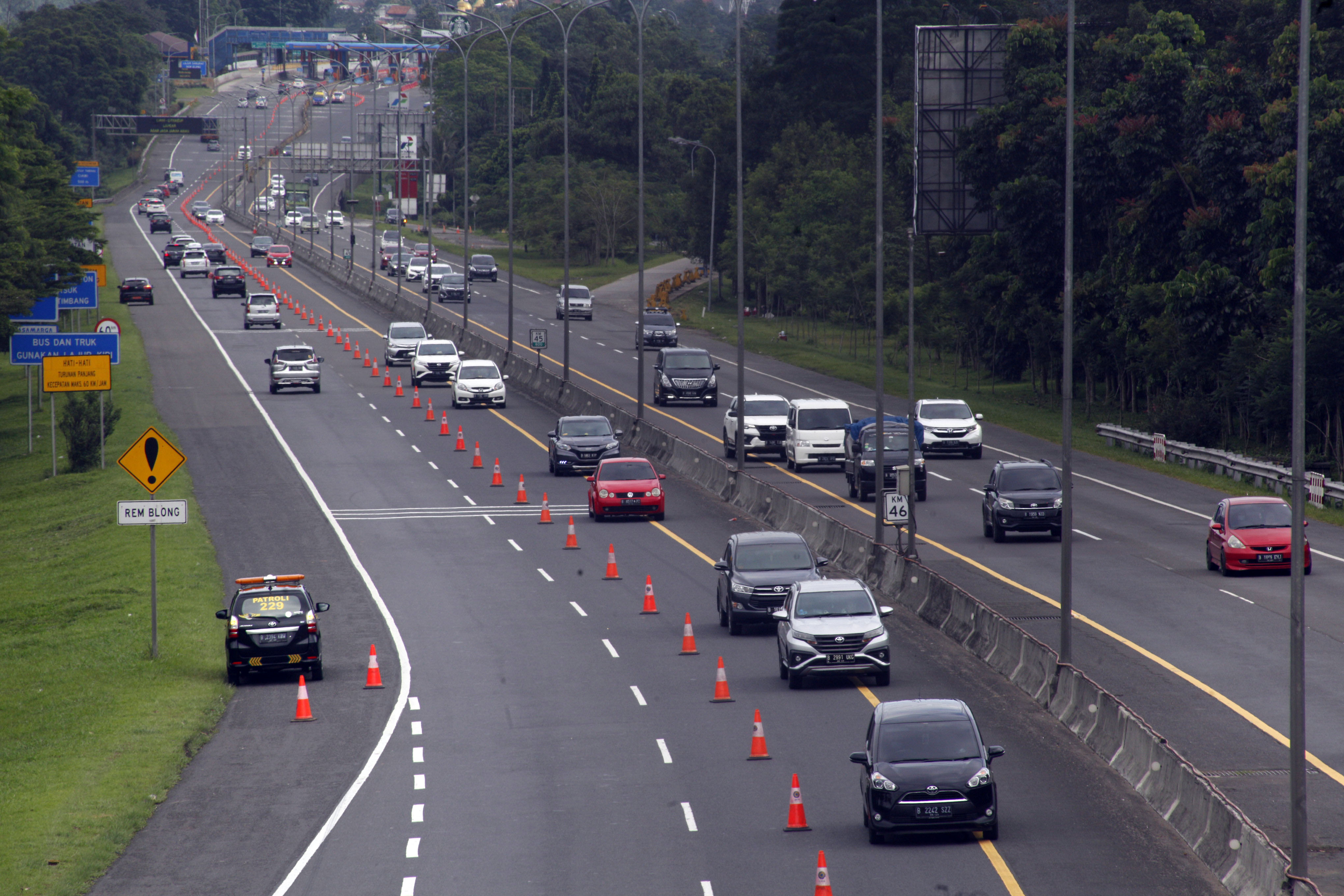 Kendaraan melintas di ruas tol Jagorawi saat momen libur hari raya Paskah