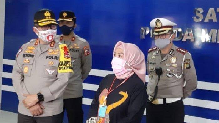 Deputi Pelayanan Publik Kemenpan RB, Diah Natalisa (kedua kanan) bersama Kakorlantas Polri Irjen Pol Istiono. 