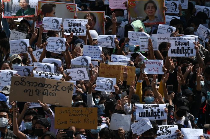 Demonstran mengecam kudeta militer yang terjadi di Myanmar