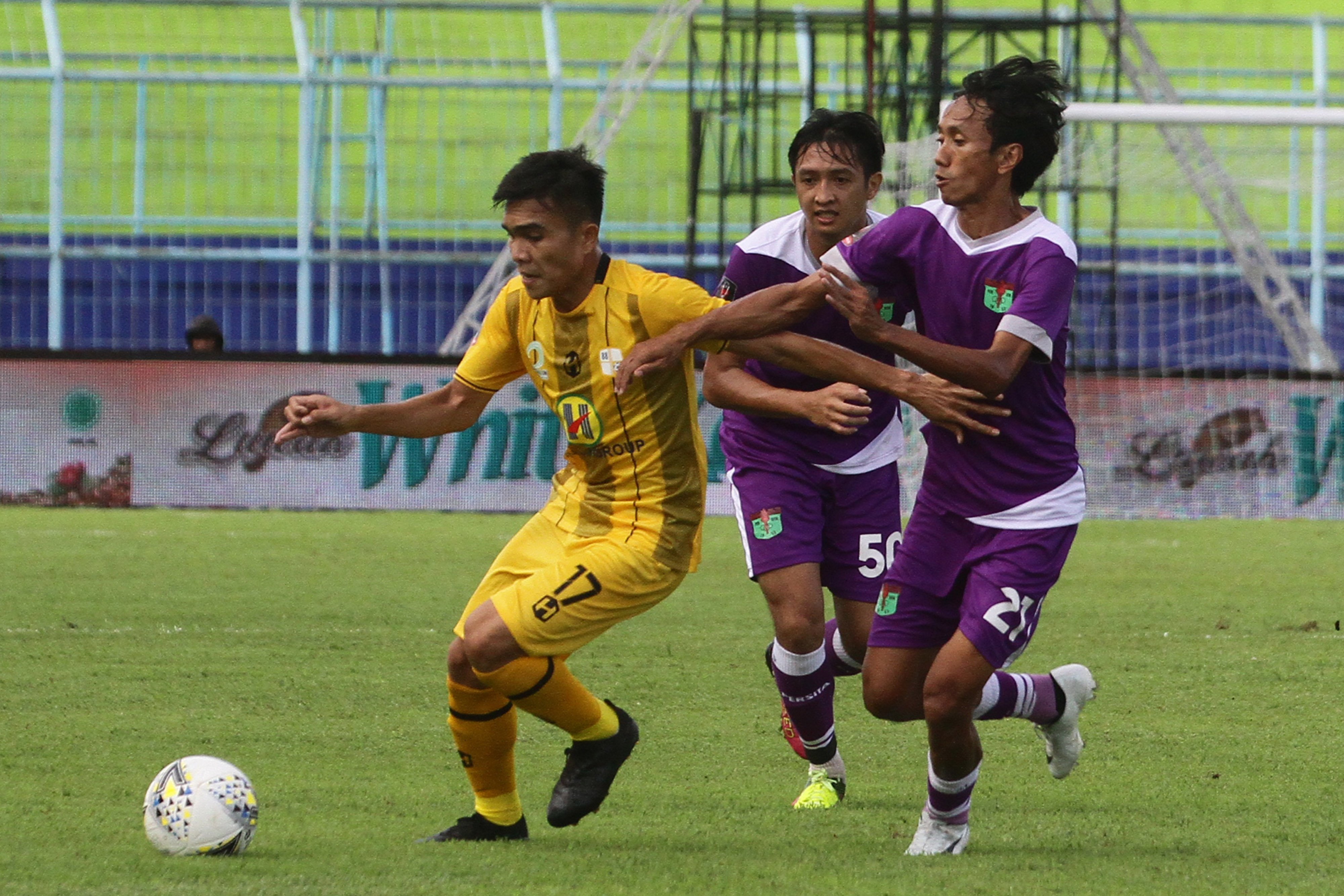 Aksi Oktavianus Sitanggang (kiri) saat membela tim Barito Putra melawan tim Persita Tangerang di Piala Presiden tahun lalu.