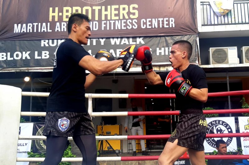Pelatih kickboxing DKI Marlaut Farhan Hutapea (kiri) berlatih bersama atlet kickboxing Mustadi Anetta.