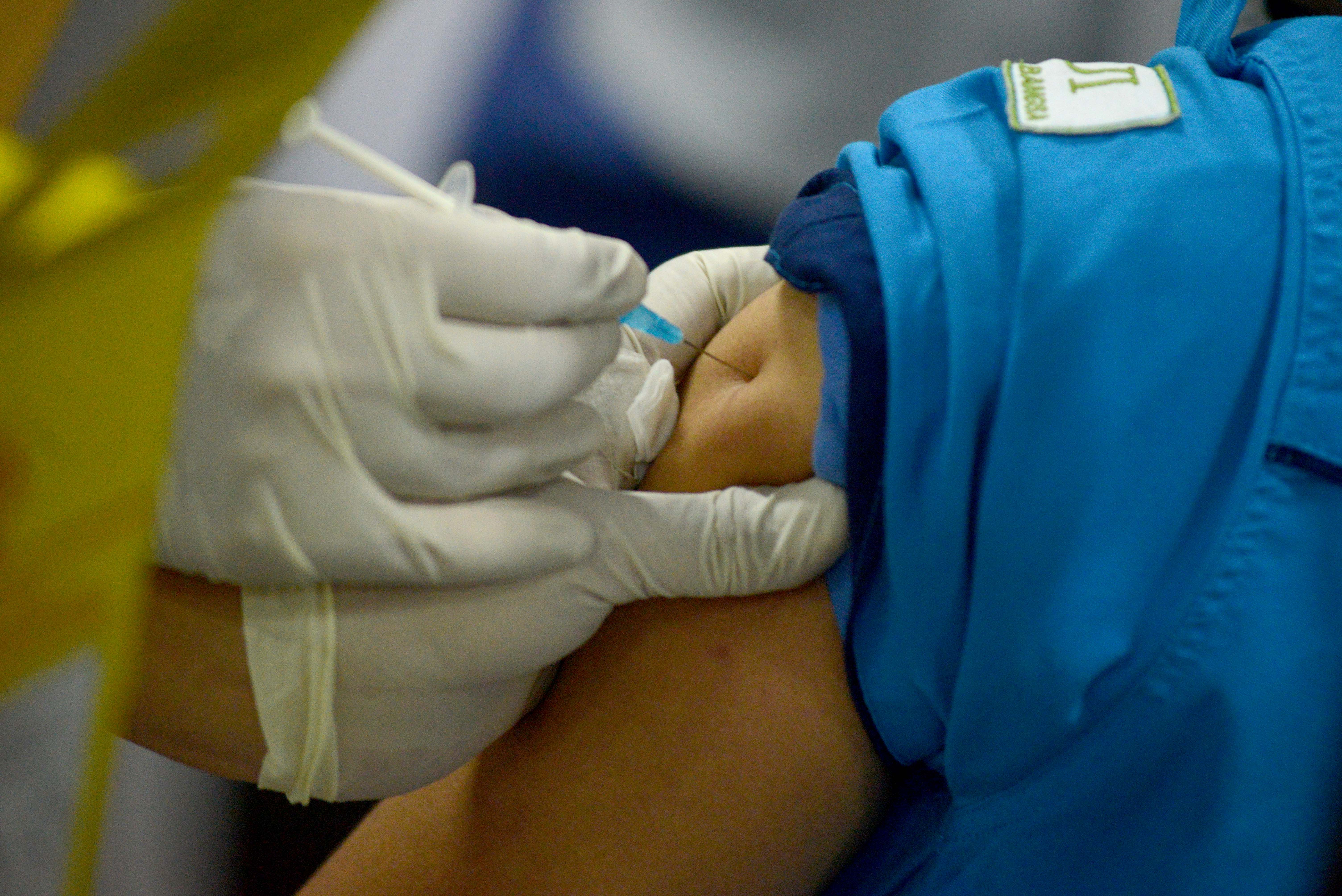 Sejumlah ulama dan pegawai menjalani vaksinasi Covid-19 di kantor pusat Majelis Ulama Indonesia (MUI), Jakarta, Rabu (3/3/2021).