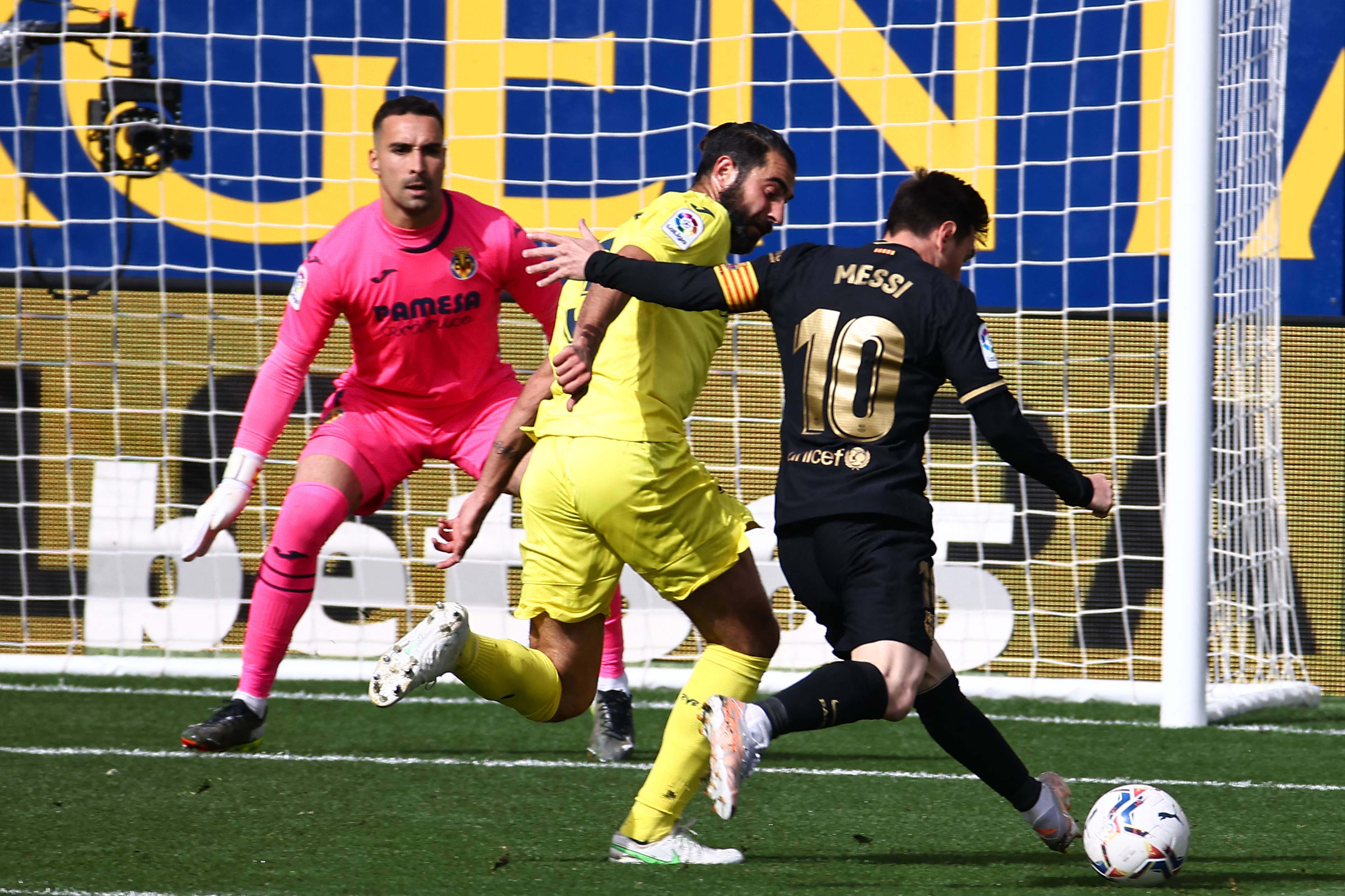 Penyerang Barcelona Lionel Messi (kanan) menantang bek Villarreal Raul Albiol dan penjaga gawang Sergio Asenjo.