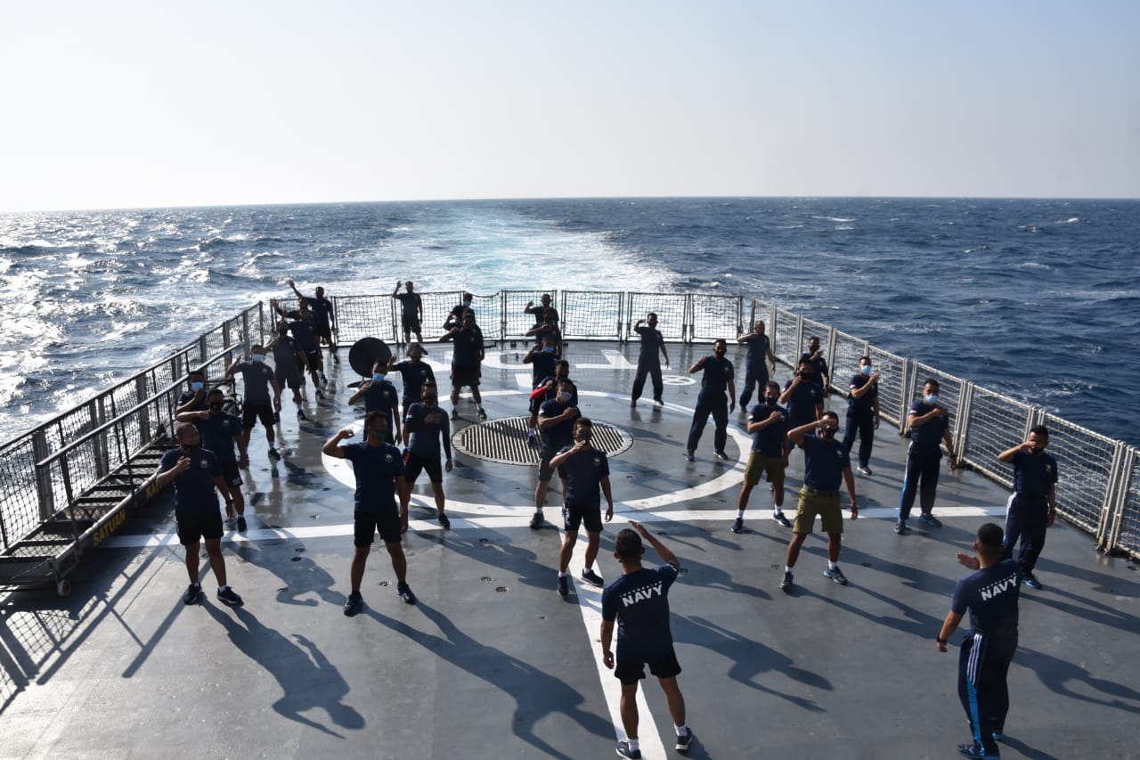 Kegiatan senam di atas KRI Bung Tomo, Senin (5/4).