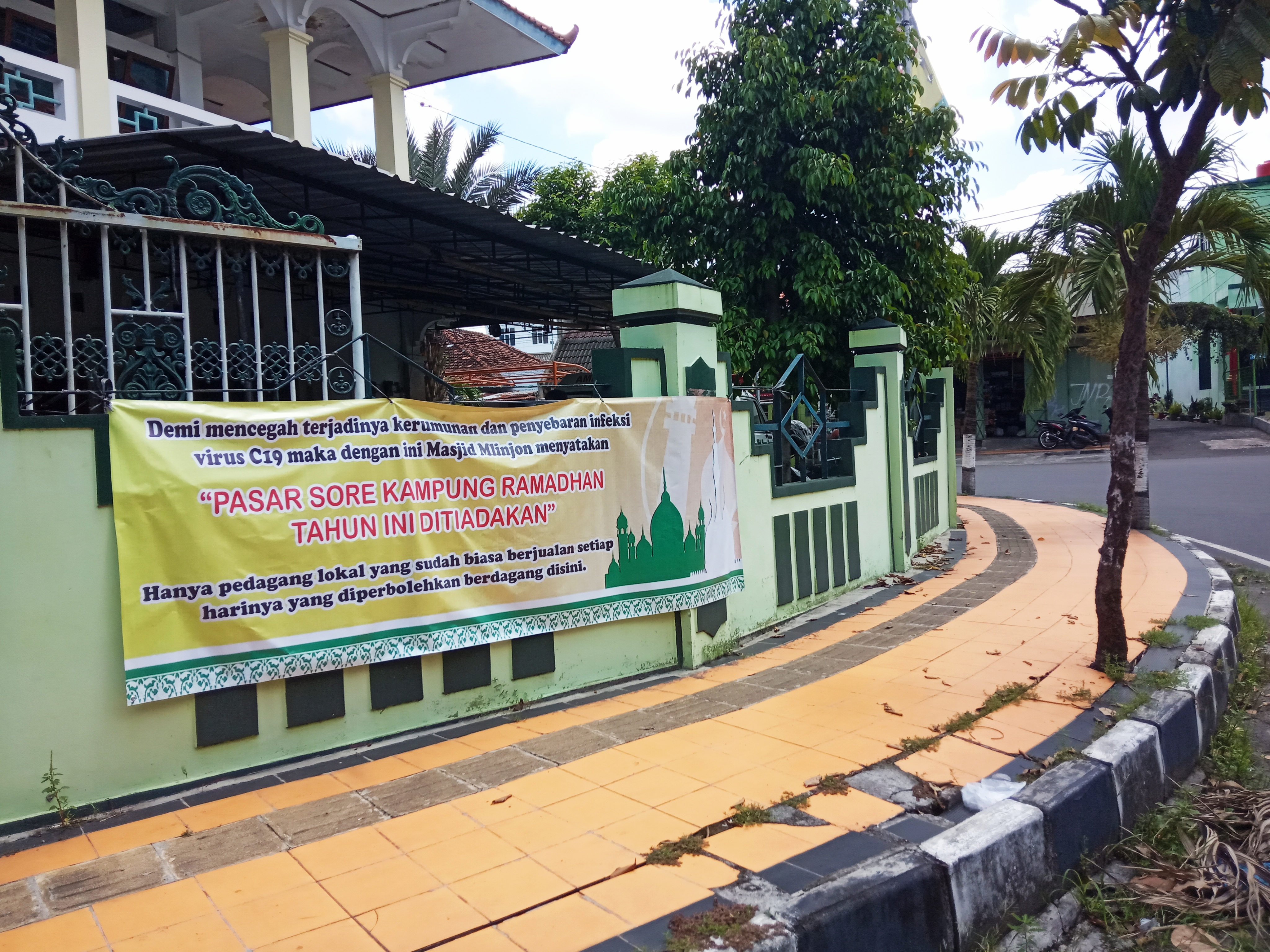 Spaduk pemberitahuan kampung Ramadan tahun ini ditiadakan yang dipasang di pagar Masjid Mlinjon, Klaten Tengah