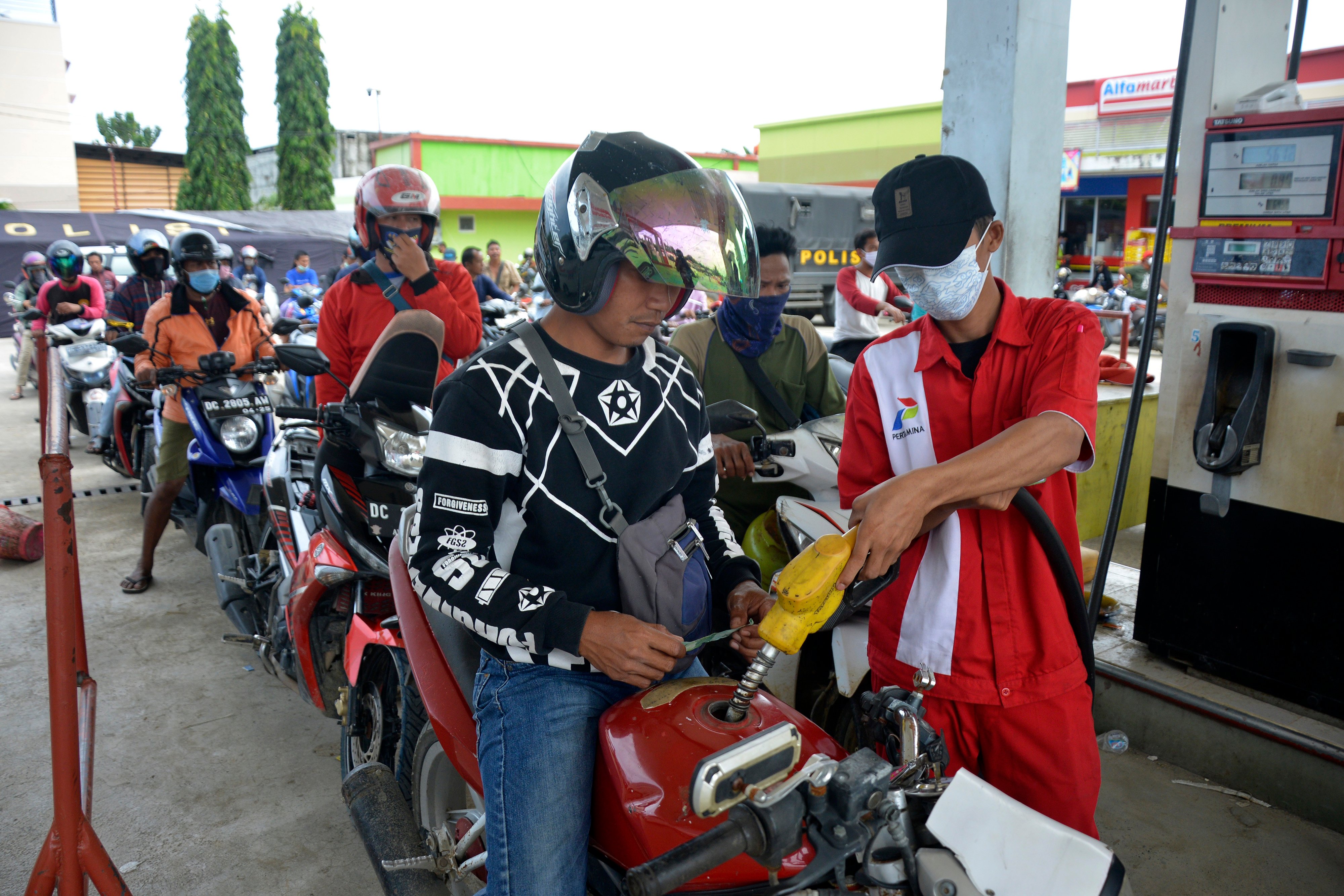 Sejumlah warga mengantre mengisi bahan bakar minyak (BBM) di SPBU Simboang, Kabupaten Mamuju, Sulawesi Barat, beberapa waku lalu.