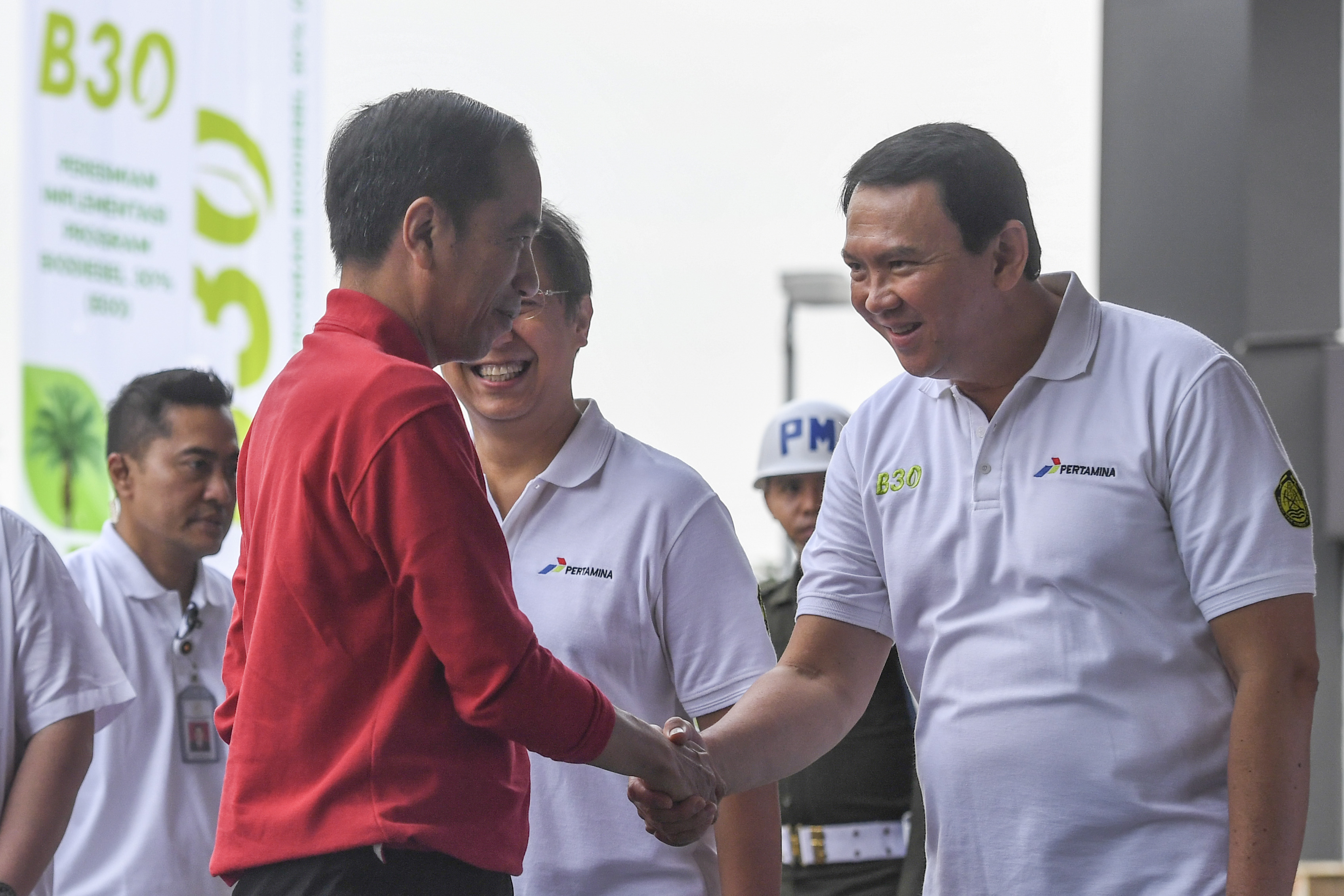 Presiden Joko Widodo saat berjabat tangan dengan Komut Pertamina Basuki Tjahaja Purnama.
