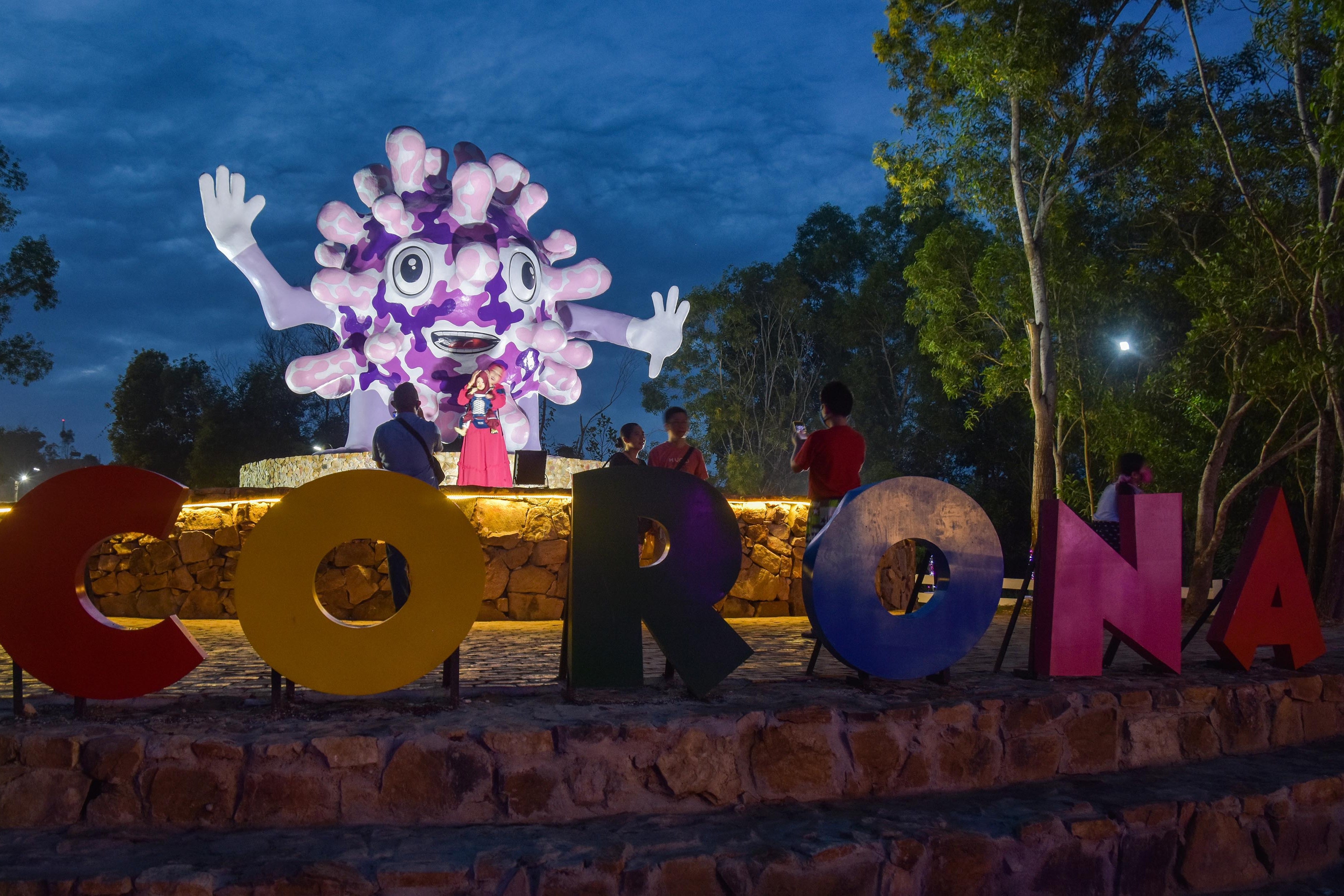 Sejumlah warga berfoto di Tugu Virus Corona di objek wisata Asia Farm di Kota Pekanbaru, Riau, beberapa waktu lalu.