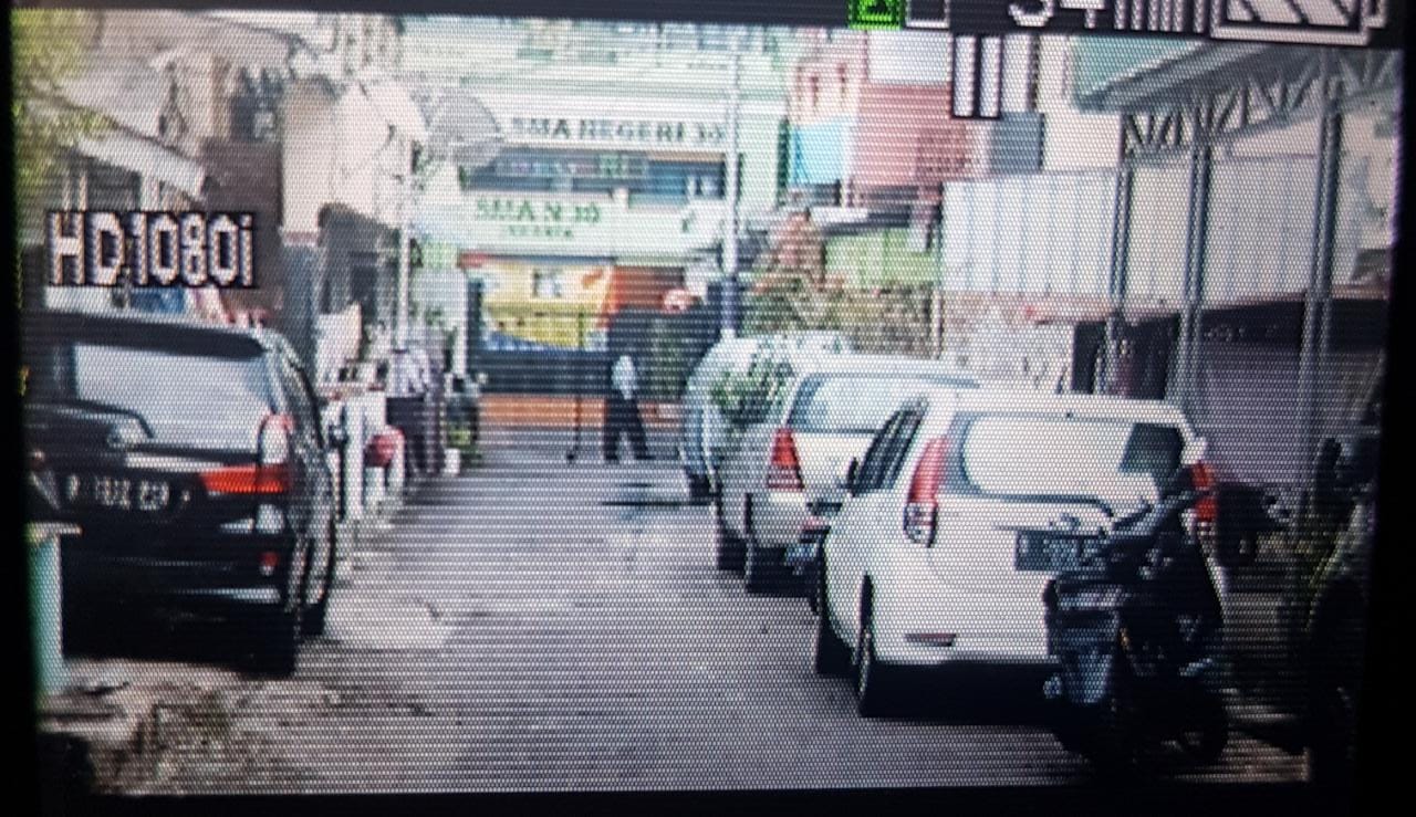 Akses masuk ke SMAN 30 Jakarta pusat terhambat mobil parkir dan bangunan liar