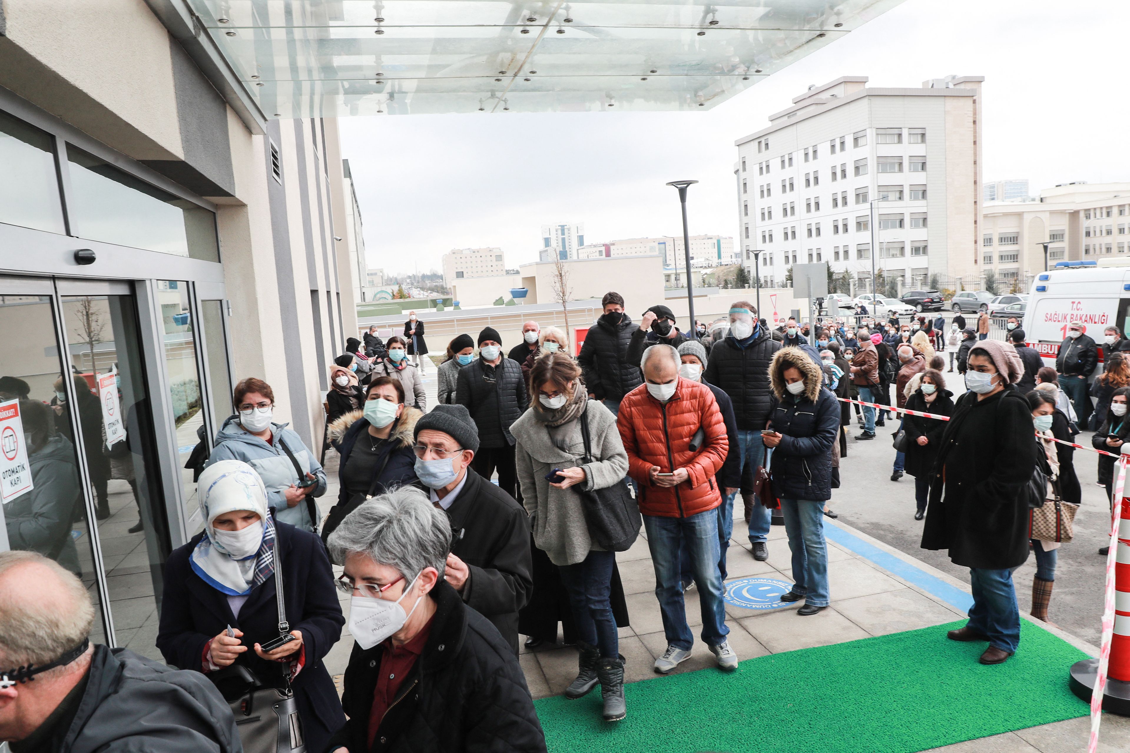 Warga mengantre untuk mendapatkan dosis pertama vaksin covid-19 di Ankara, Turki.