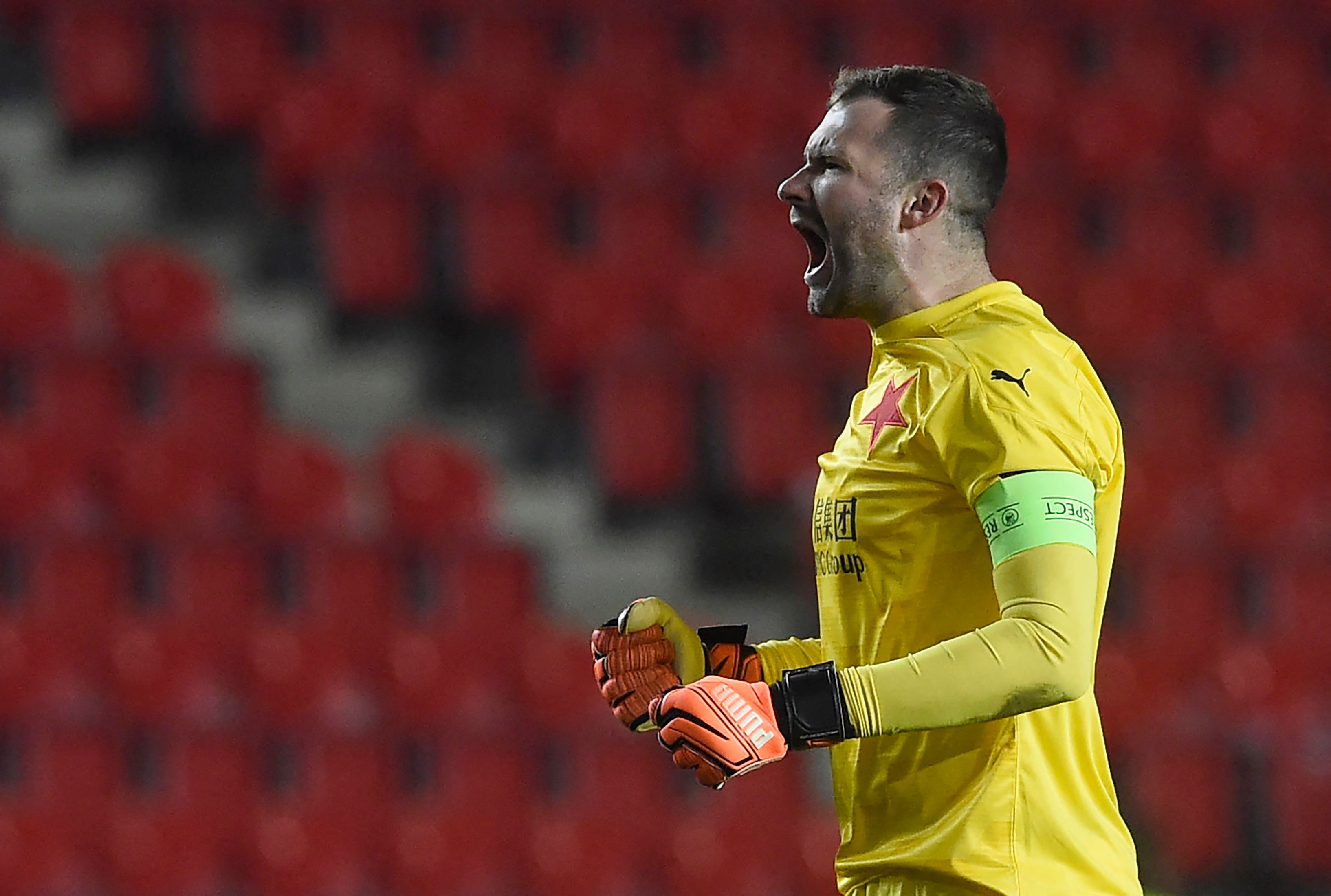 Penjaga gawang Slavia Praha Ondrej Kolar