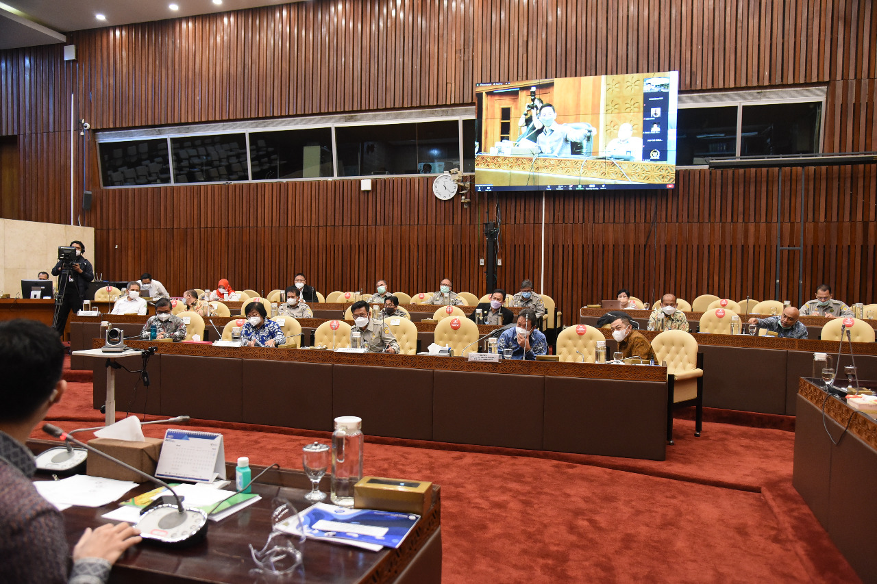 Menteri LHK Siti Nurbaya dalam rapat kerja dengan Komisi IV DPR RI di Gedung Nusantara DPR, Jakarta, Kamis (8/4/2021).